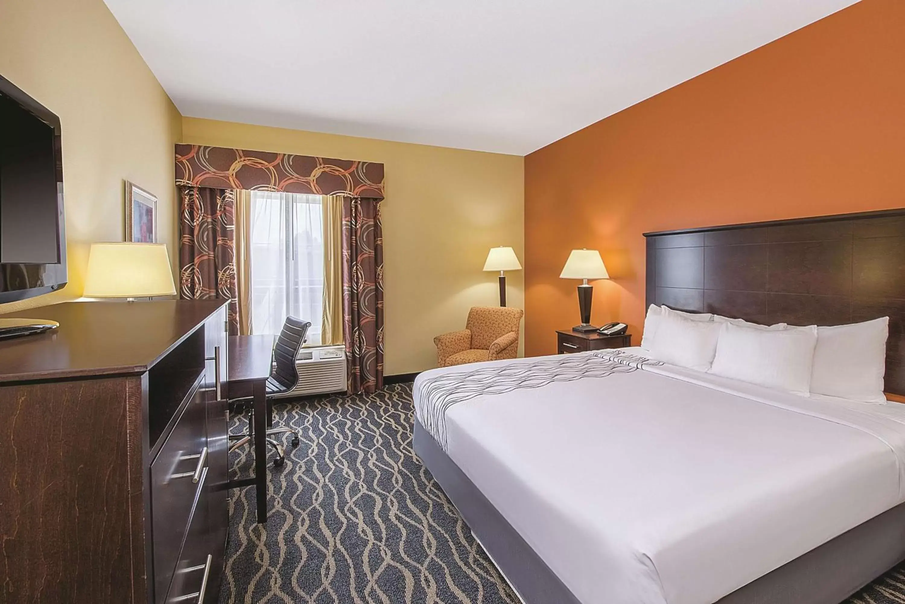 Photo of the whole room, Bed in La Quinta by Wyndham Tulsa Airport / Expo Square