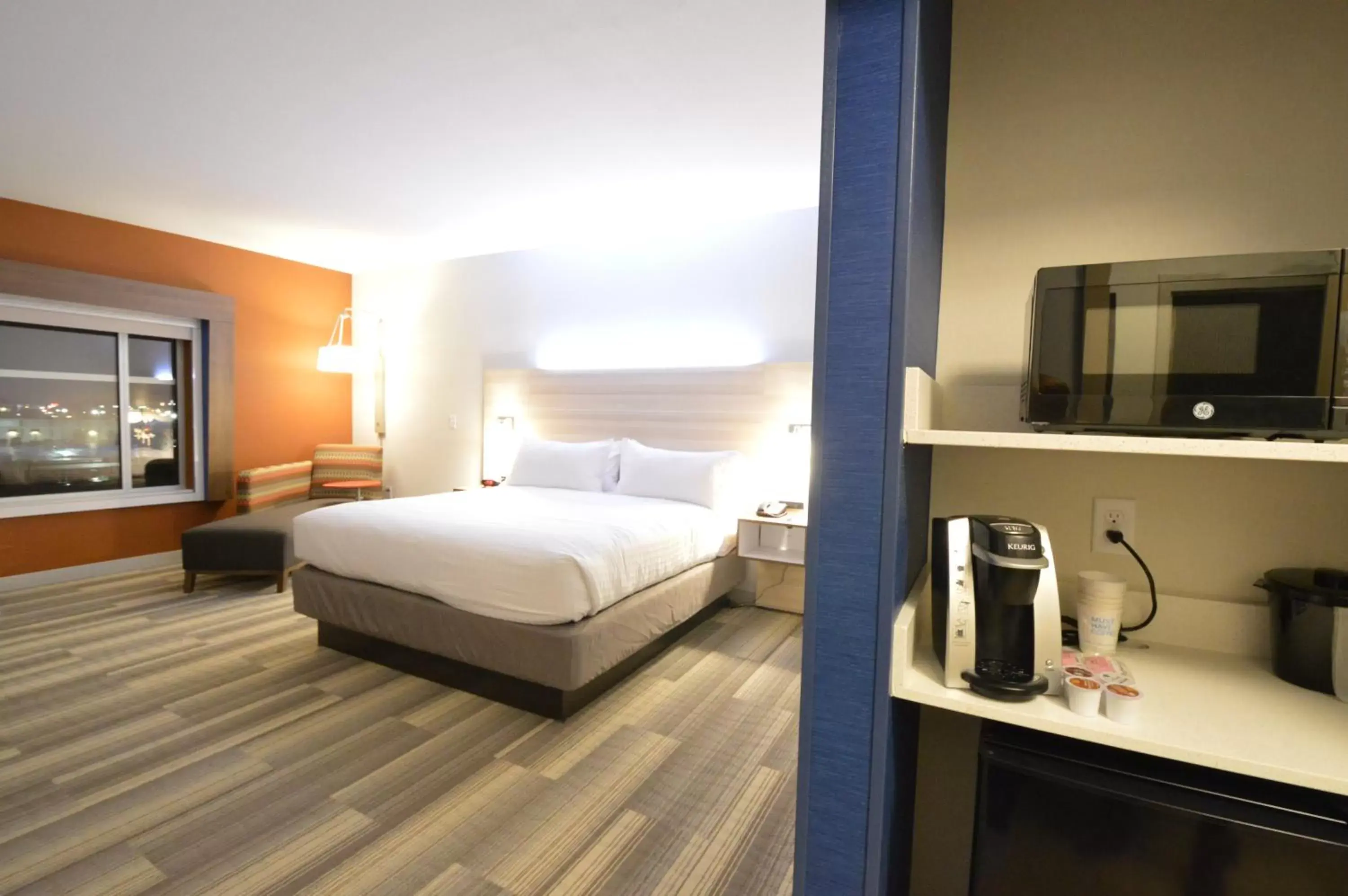 Photo of the whole room, Bed in Holiday Inn Express & Suites Toledo West, an IHG Hotel