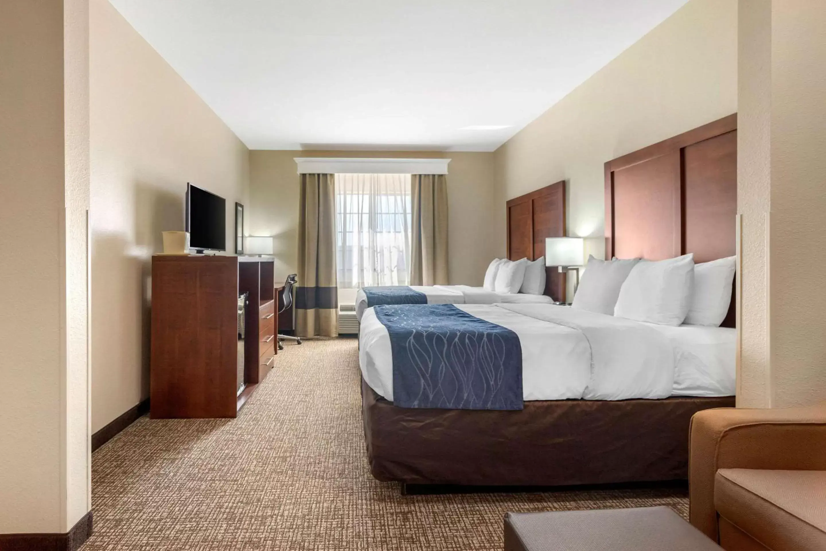 Photo of the whole room, Bed in Comfort Inn & Suites Glenpool