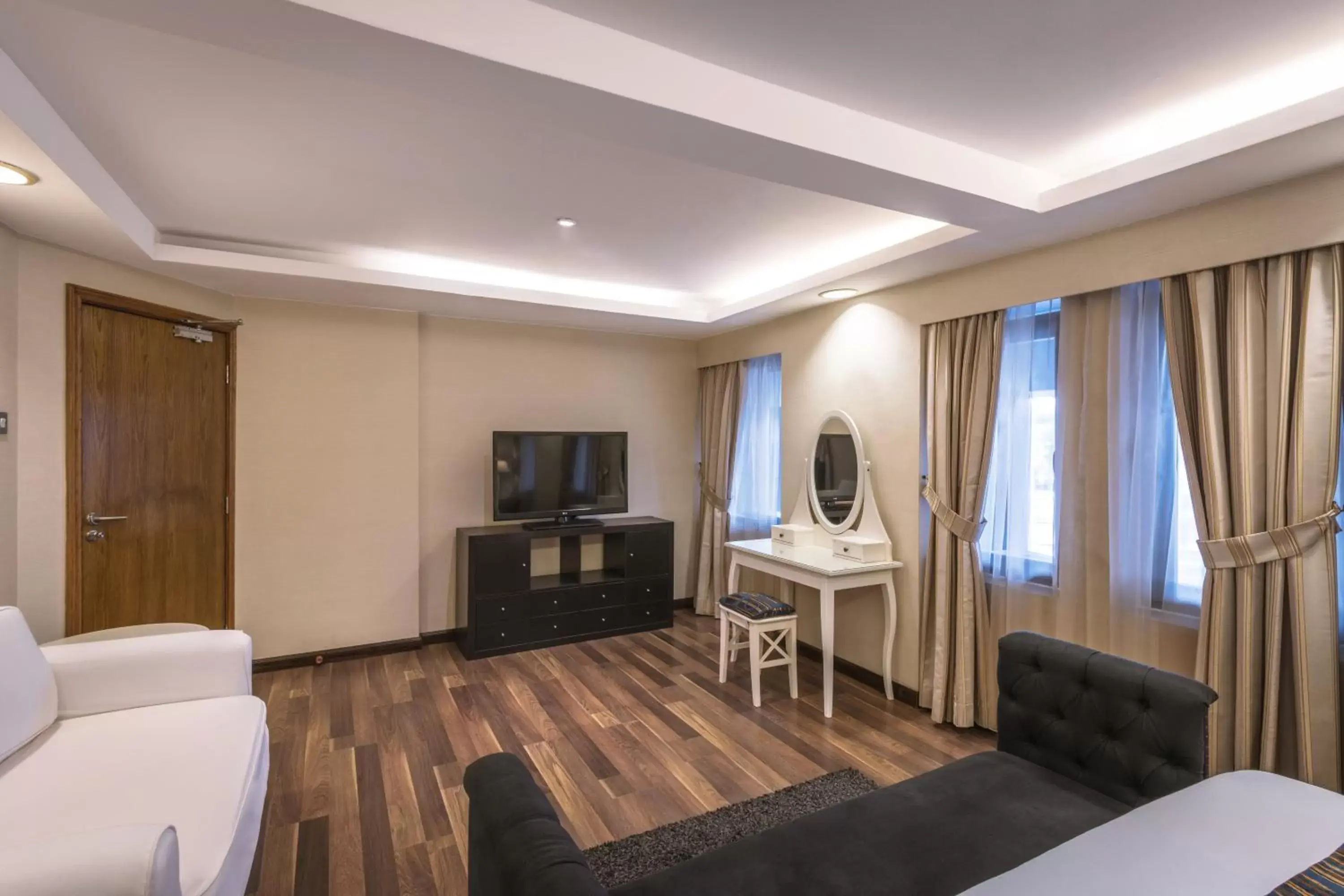 Bedroom, TV/Entertainment Center in Oasis Hotel