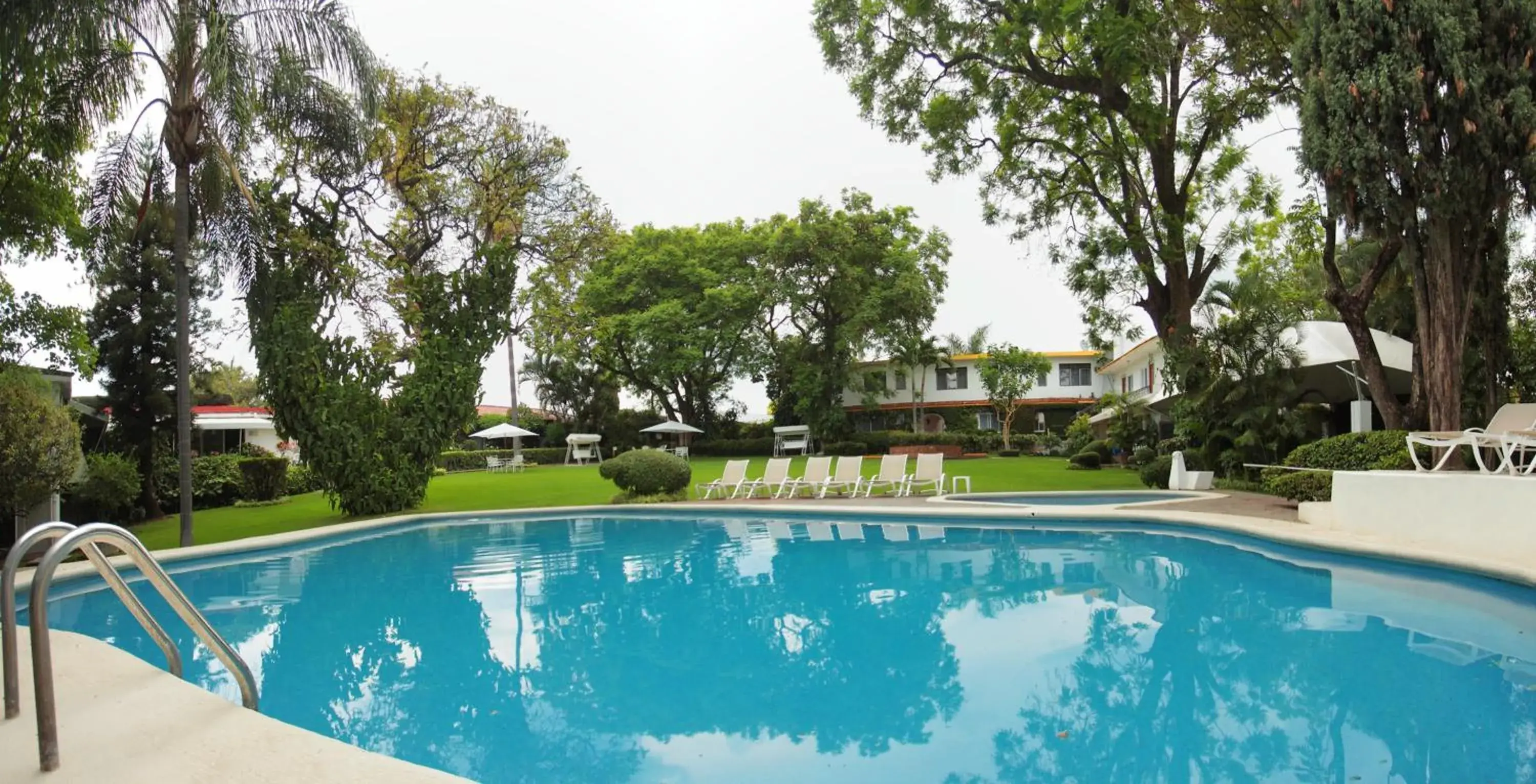 Swimming Pool in Hotel Posada Quinta Las Flores