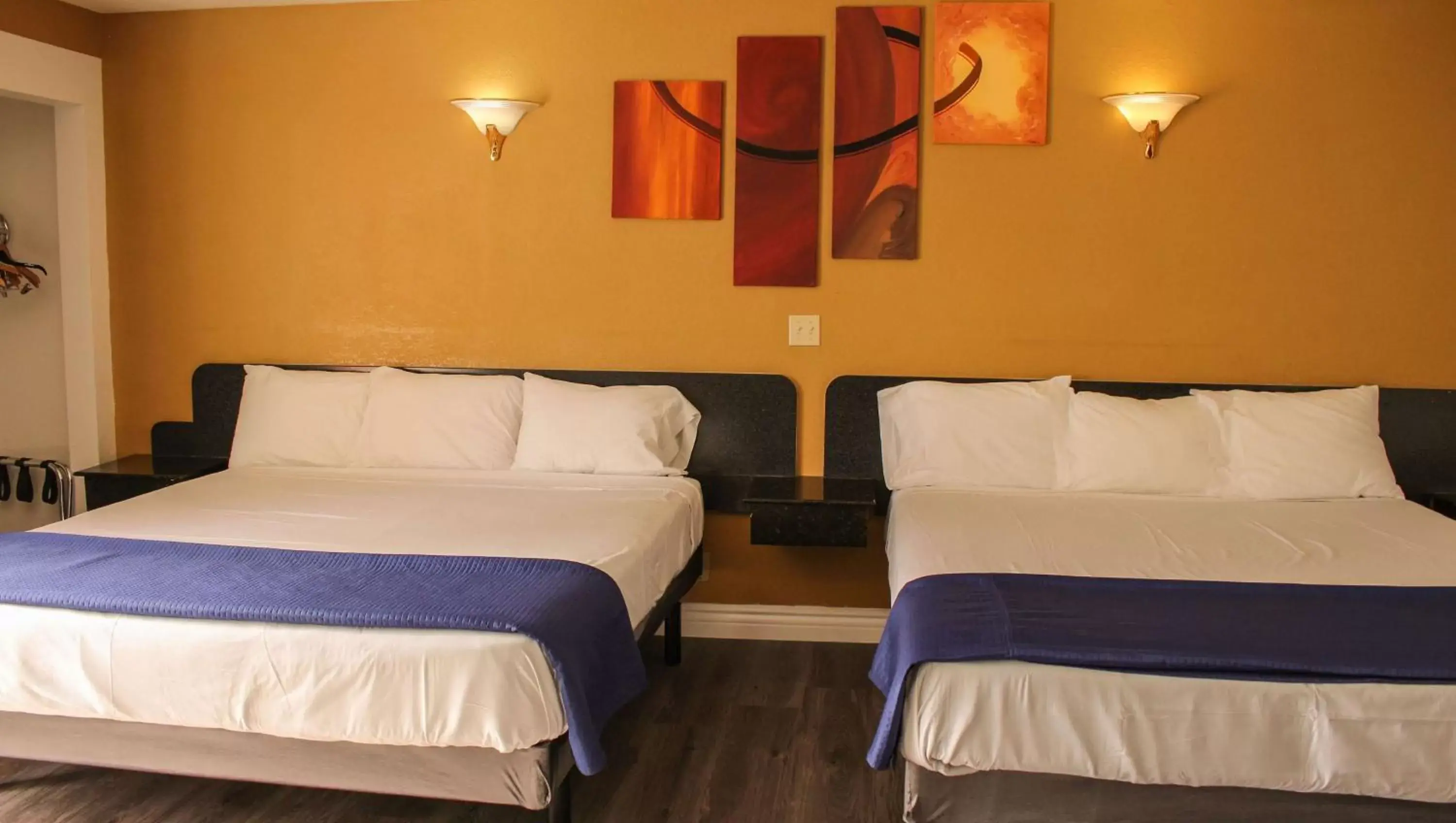 Photo of the whole room, Bed in Motel 6 Glendale CA Pasadena Burbank Los Angeles