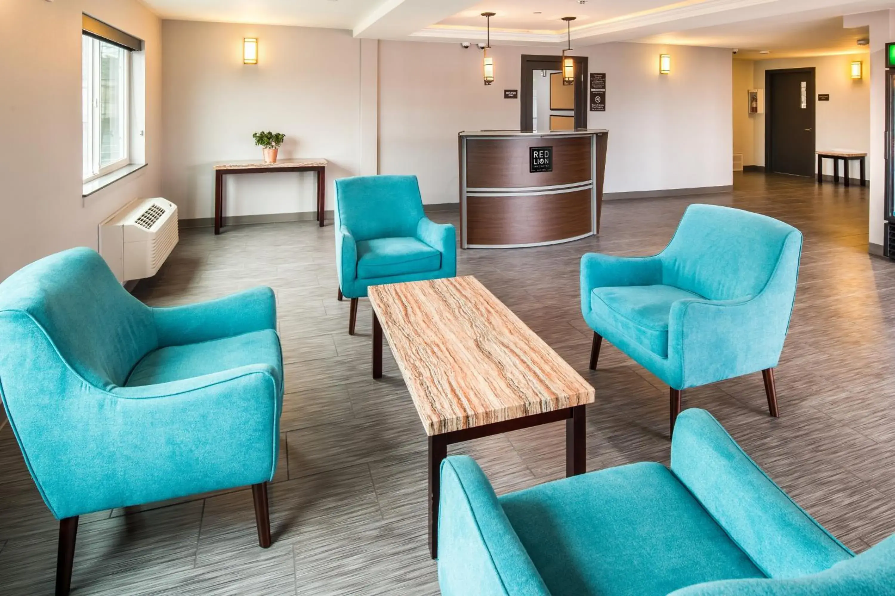 Seating Area in Red Lion Inn and Suites Everett