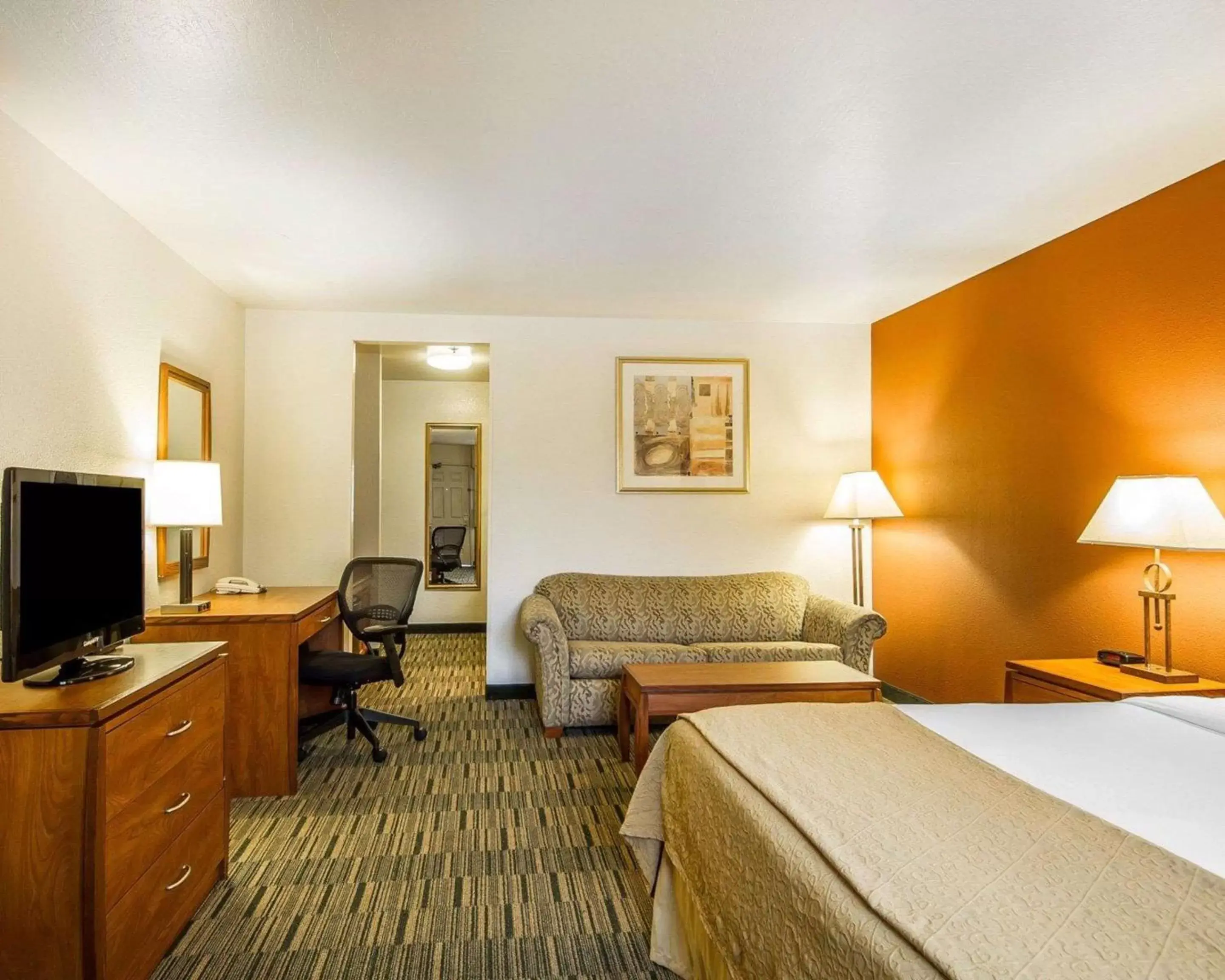 Photo of the whole room, Bed in Quality Inn Petaluma