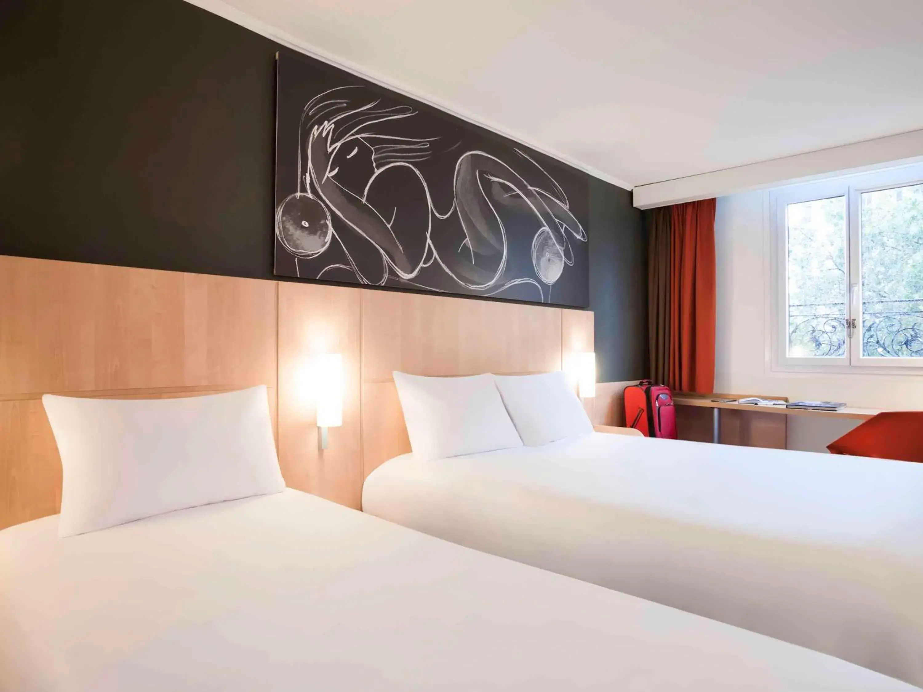 Photo of the whole room, Bed in ibis Maine Montparnasse