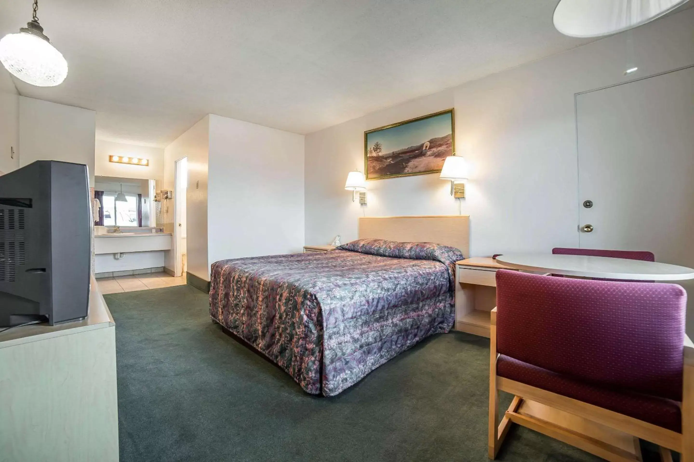 Photo of the whole room, Bed in Rodeway Inn Boardman - Hermiston
