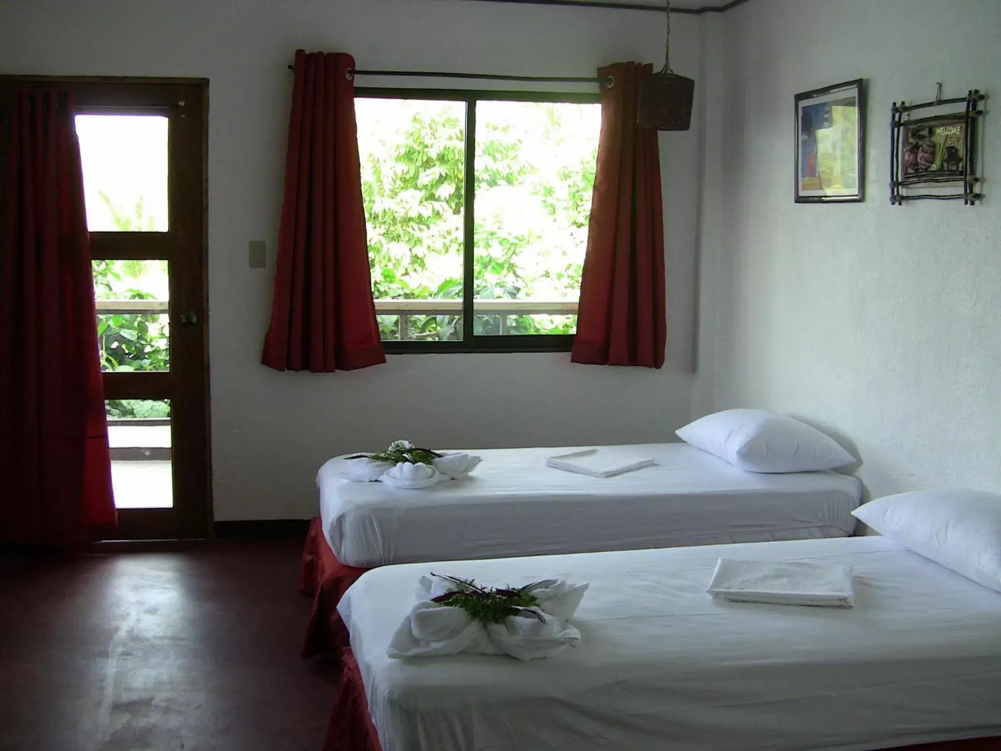 Photo of the whole room, Bed in Discovery Island Resort