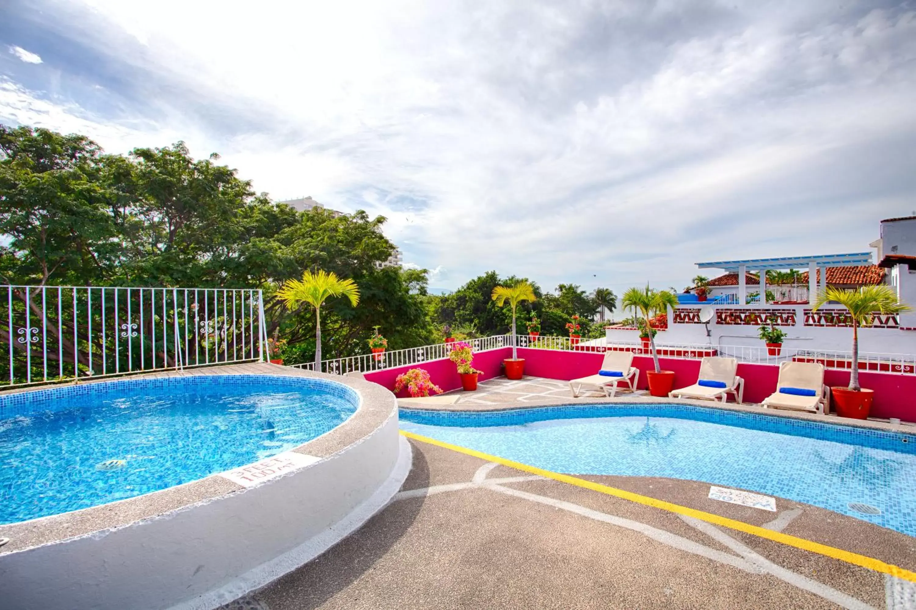 Property building, Swimming Pool in Suites Plaza del Rio - Family Hotel Malecón Centro