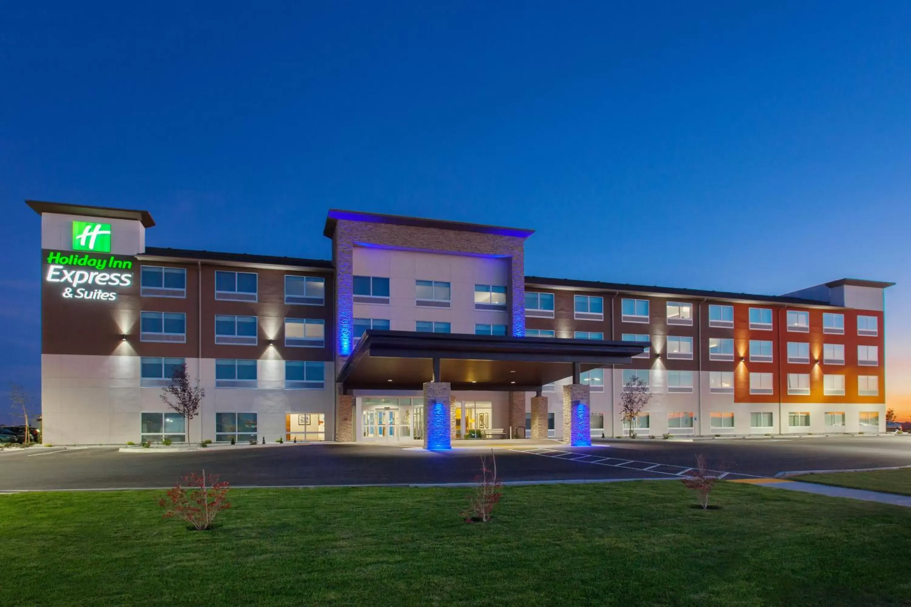 Property Building in Holiday Inn Express & Suites - Moses Lake, an IHG Hotel