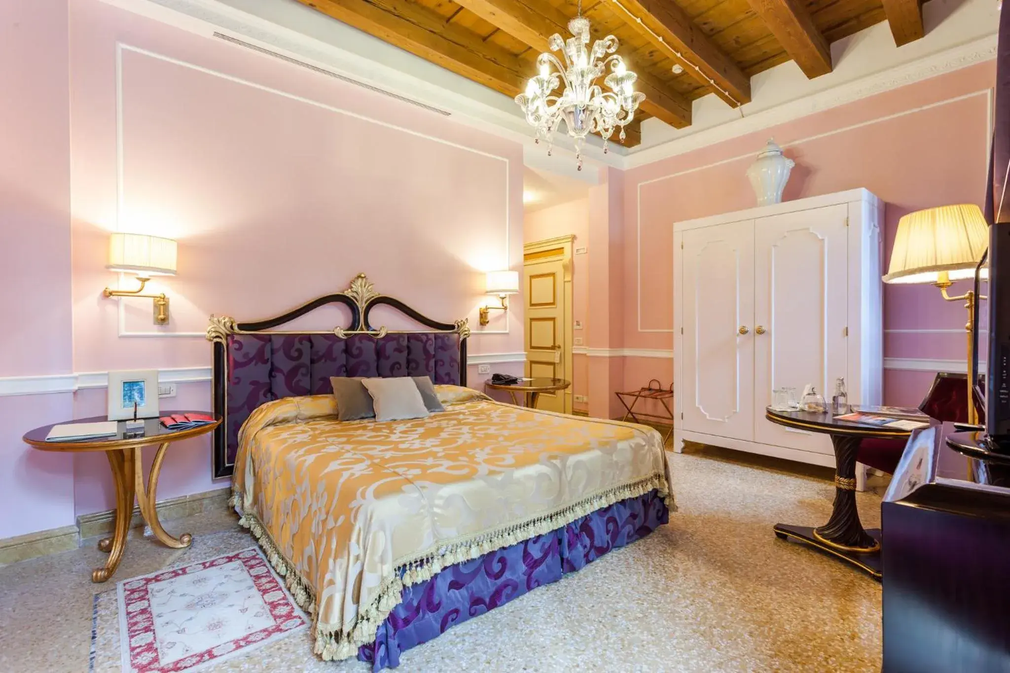 Bed in Villa Cordevigo Wine Relais