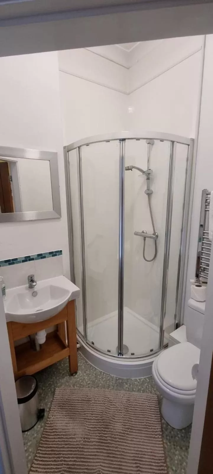 Bathroom in The Wheatsheaf Hotel