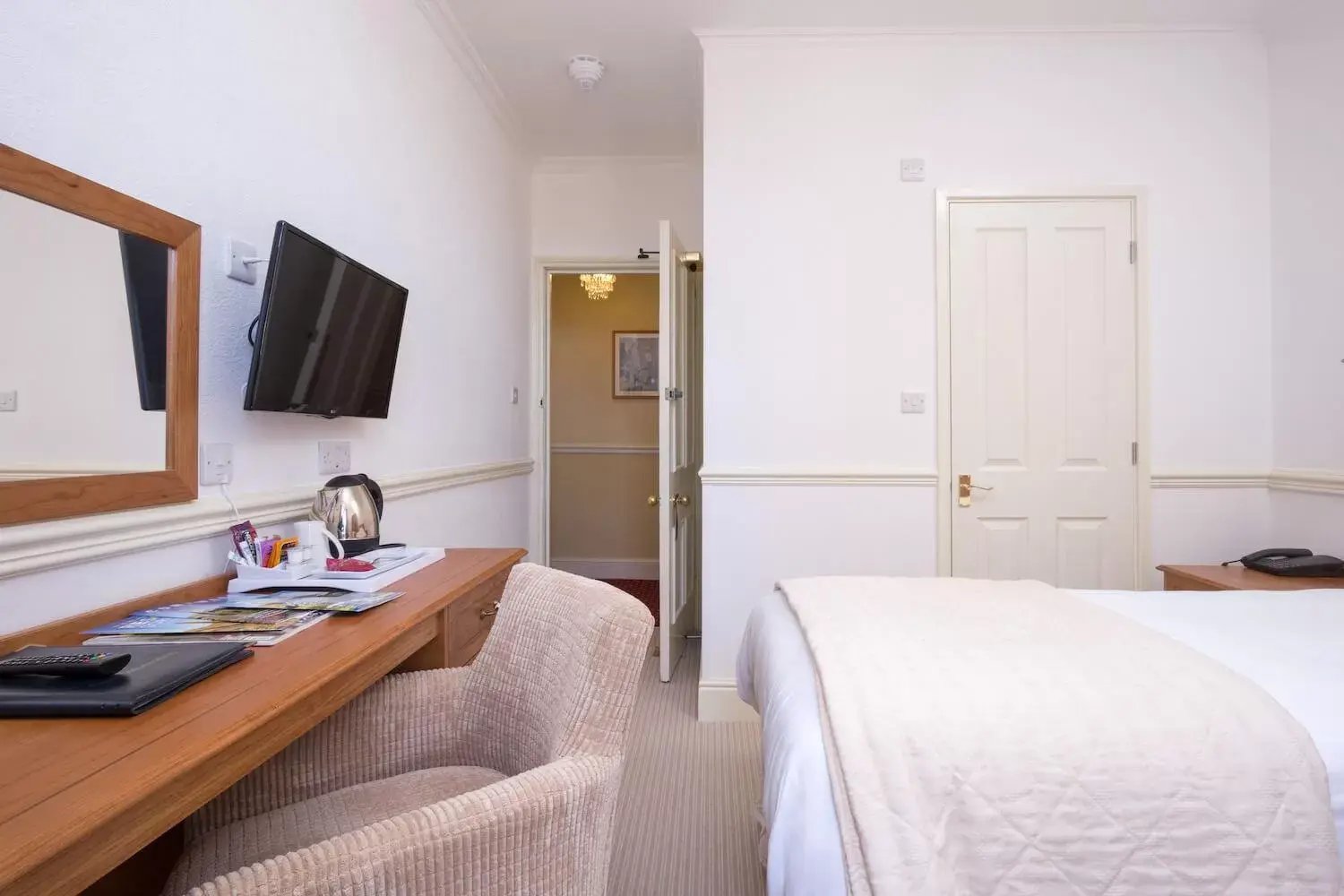 Photo of the whole room, Bed in The Queens Hotel Photo of the whole room, Bed in The Queens Hotel