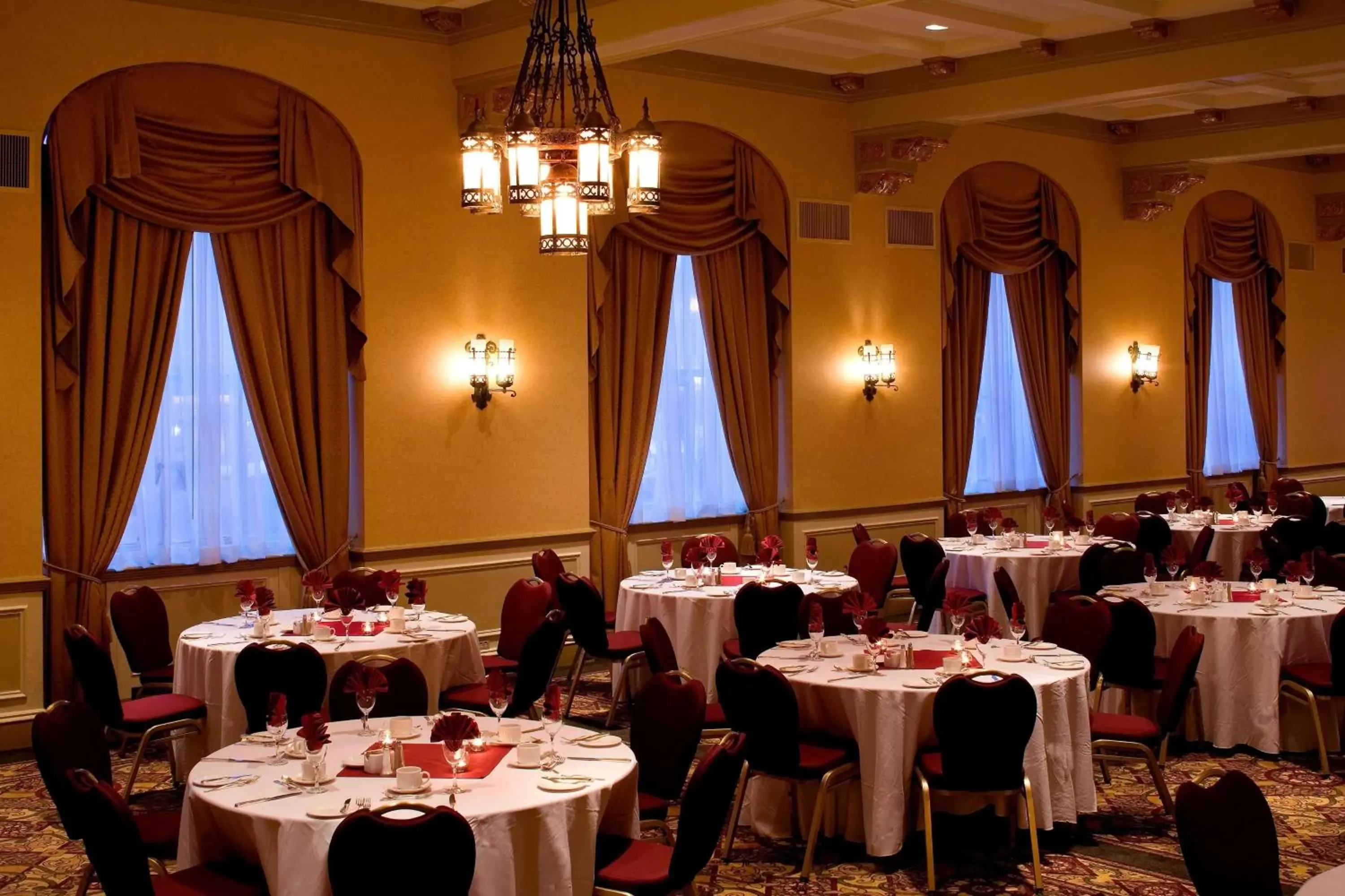 Meeting/conference room, Restaurant/Places to Eat in Delta Hotels by Marriott Bessborough