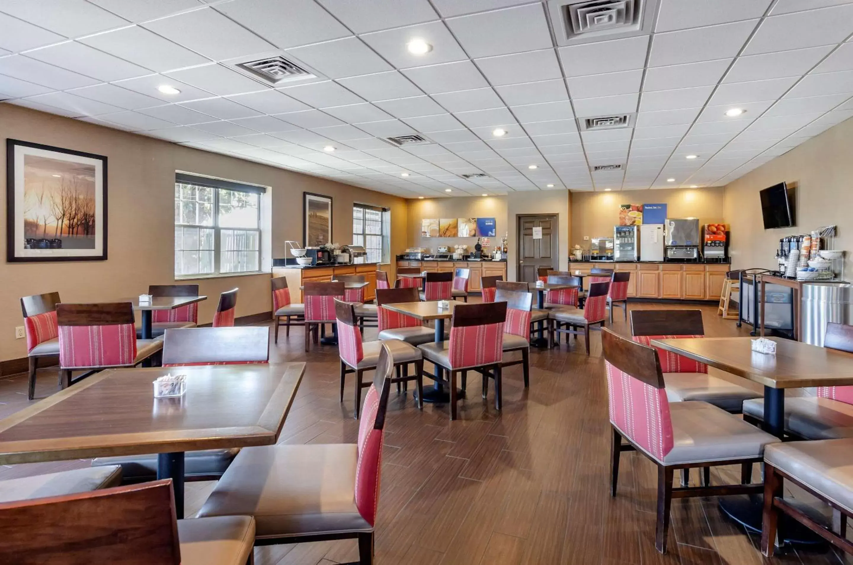 Restaurant/Places to Eat in Comfort Inn & Suites Raphine - Lexington near I-81 and I-64