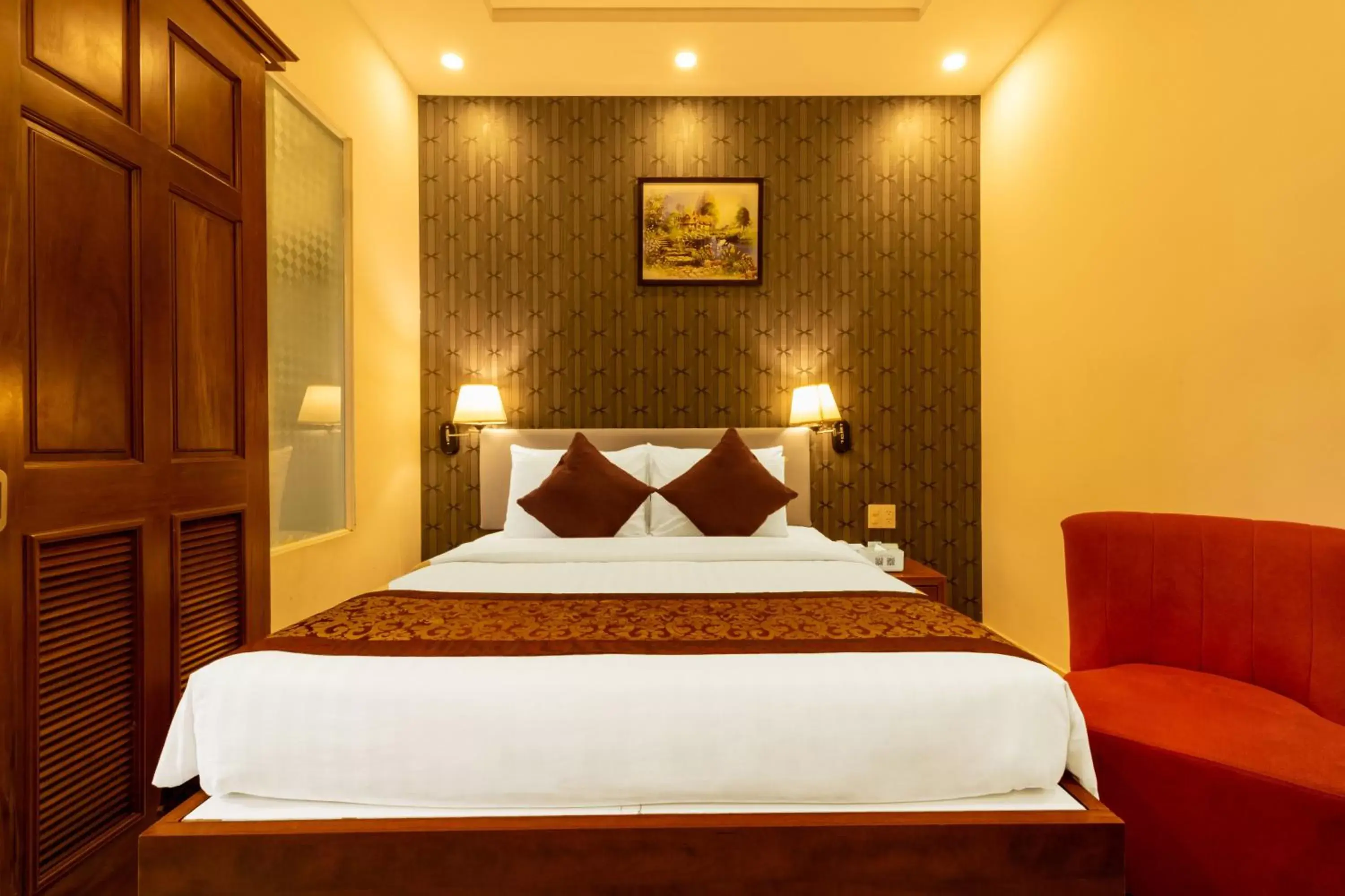 Bed in Airport Saigon Hotel - Gần ẩm thực đêm chợ Phạm Văn Hai