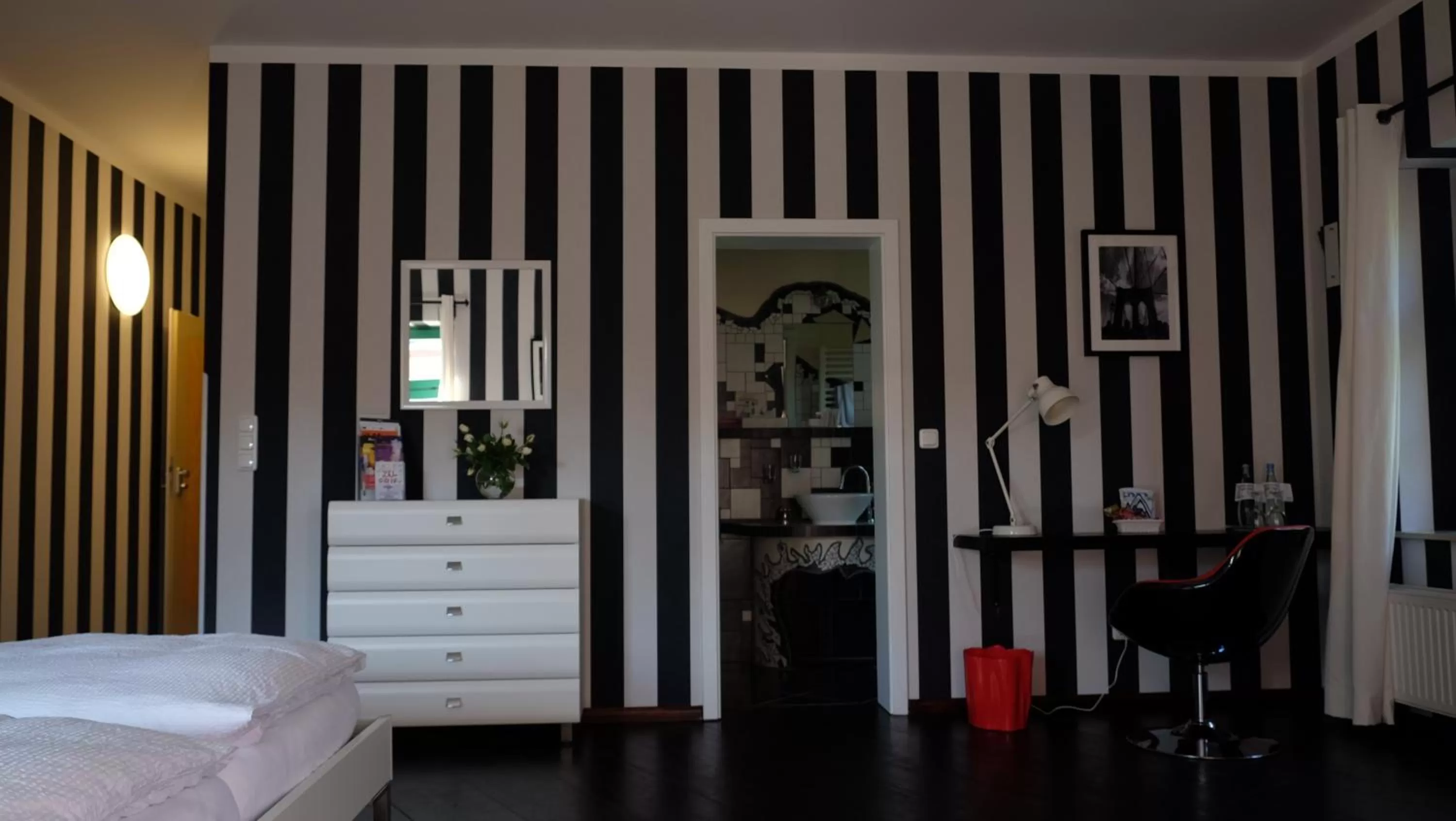 Living room, Bed in Backstage Hotel