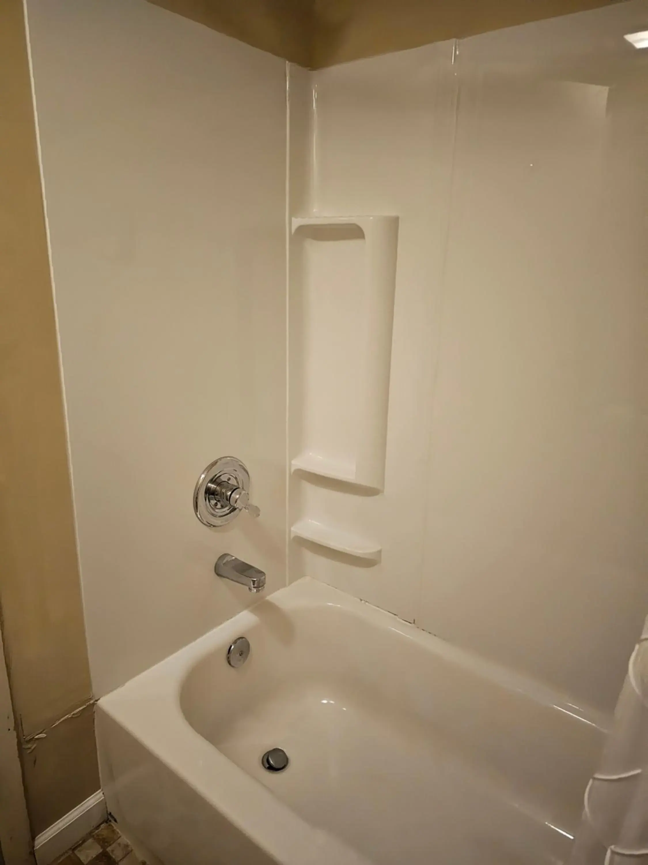 Bathroom in Americas Best Value Inn Mackinaw City