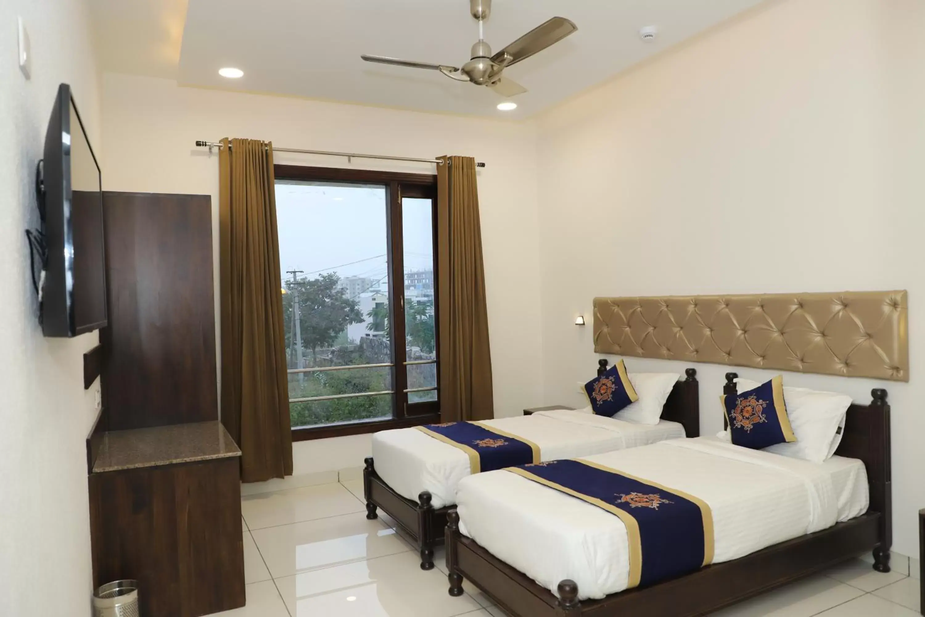 Photo of the whole room, Bed in Clover Inn Photo of the whole room, Bed in Clover Inn