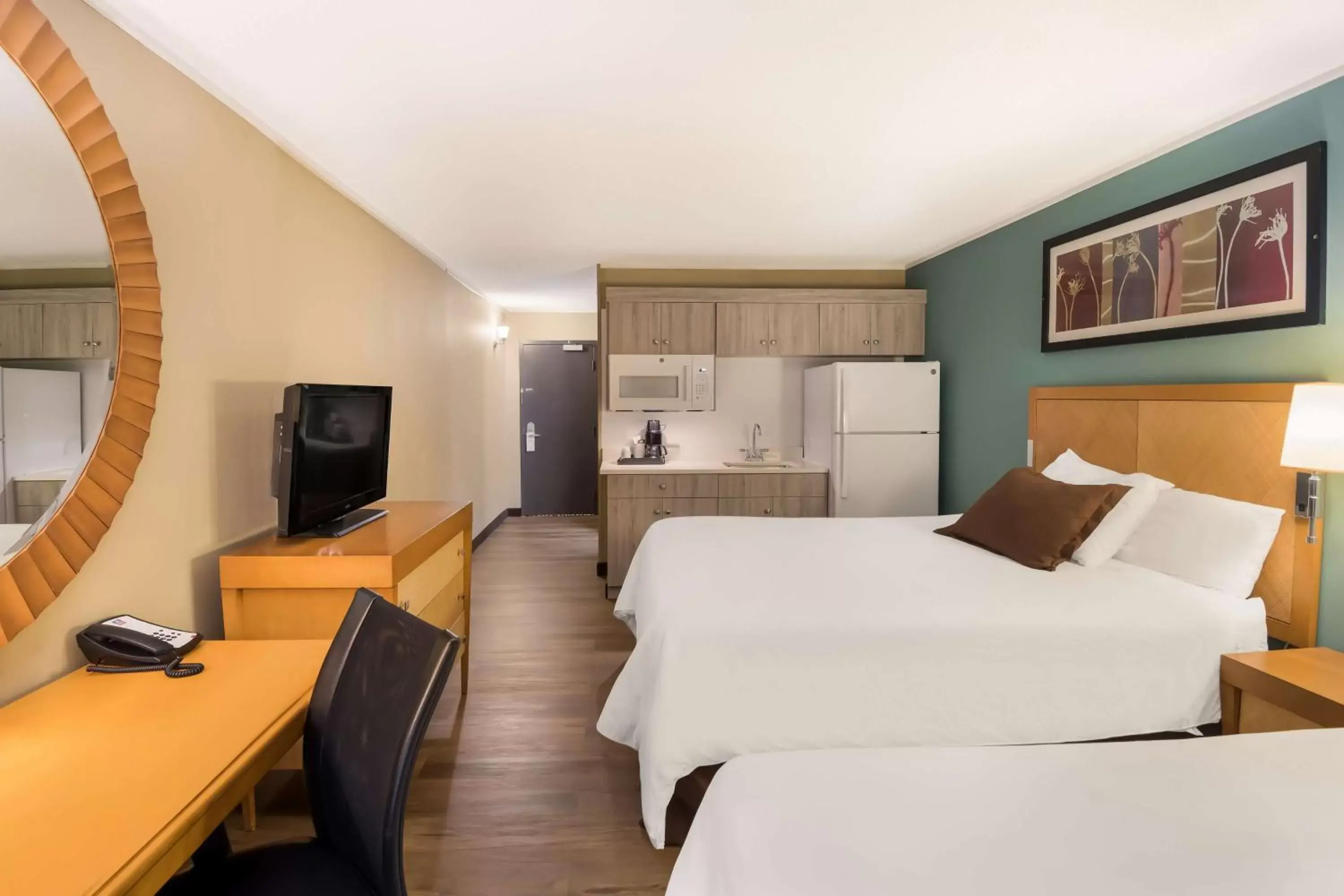 Bedroom, TV/Entertainment Center in SureStay Plus Hotel by Best Western Jasper