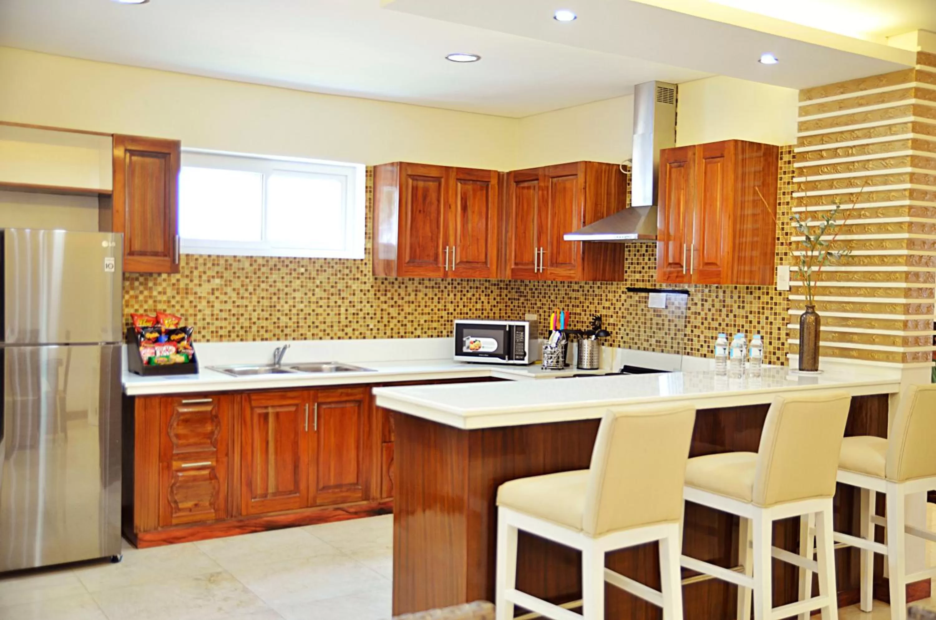 Kitchen or kitchenette in Thunderbird Resorts - Poro Point