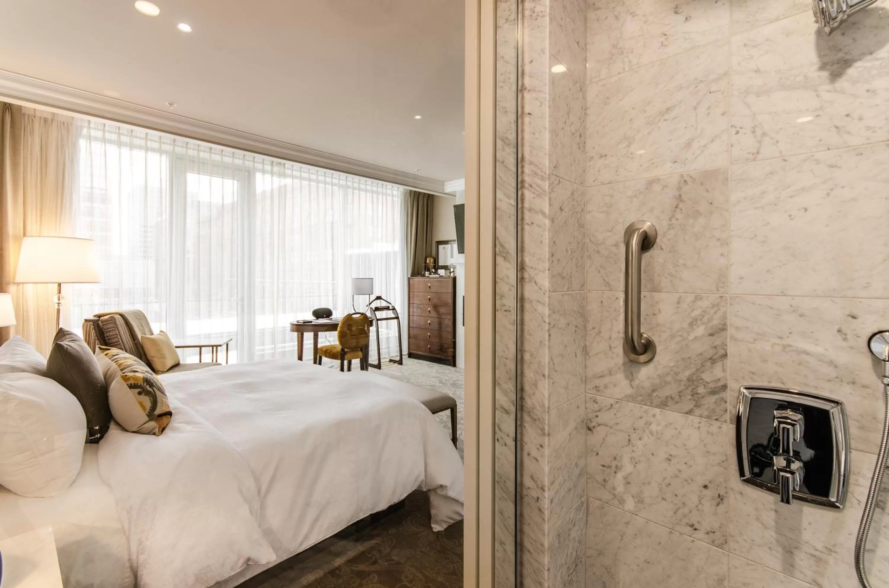 Photo of the whole room, Bed in Hôtel Birks Montréal