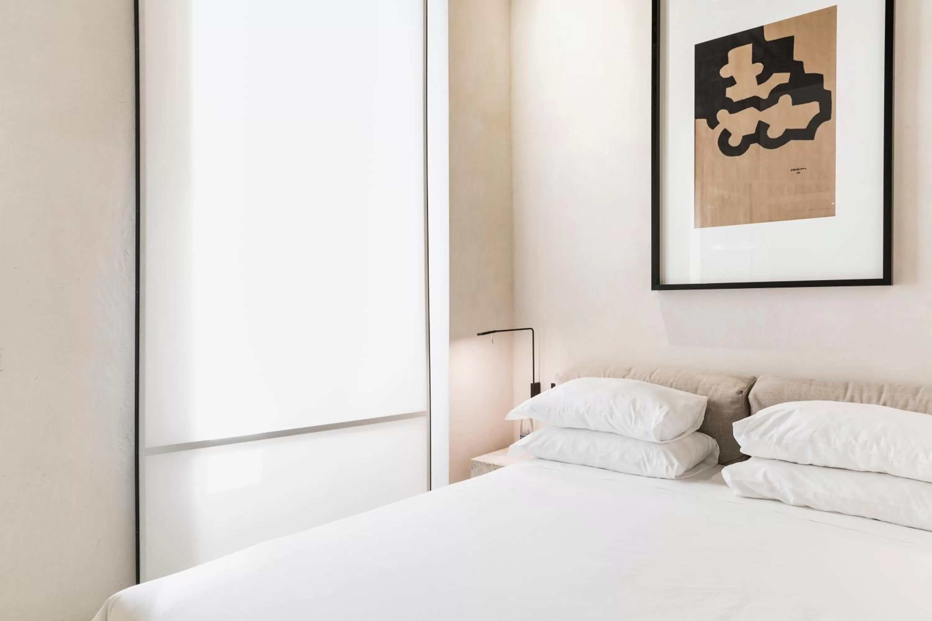 Photo of the whole room, Bed in Hotel Scenario