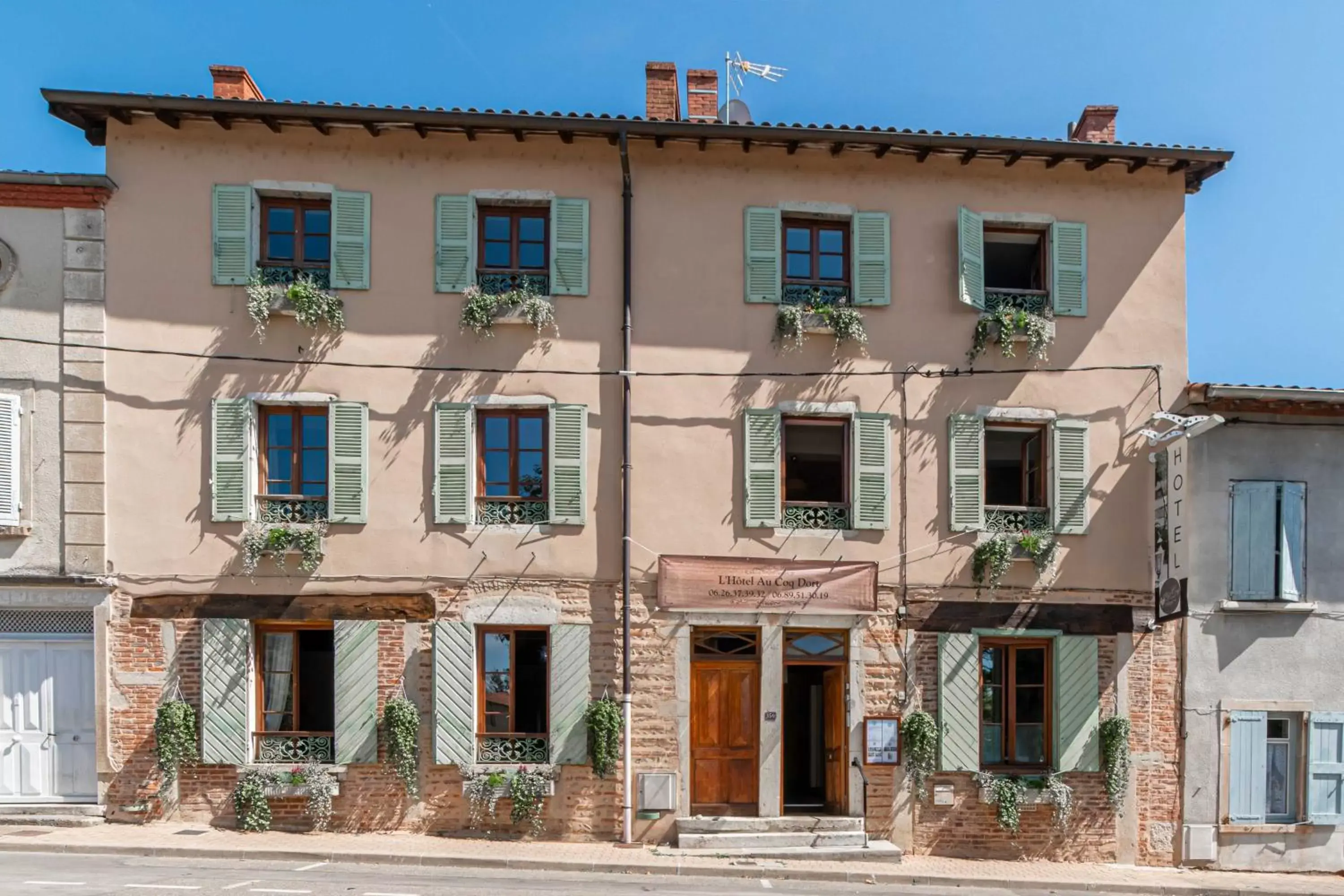 Facade/entrance, Property Building in Hôtel Au Coq Dort Spa