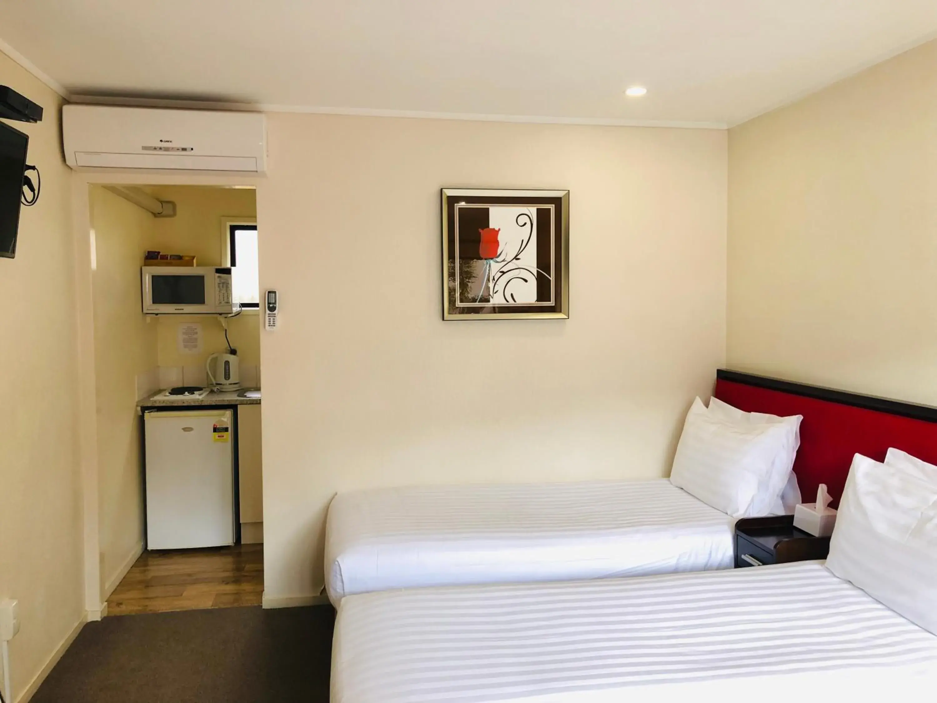 Bedroom, Bed in Tudor Court Motor Lodge Hotel
