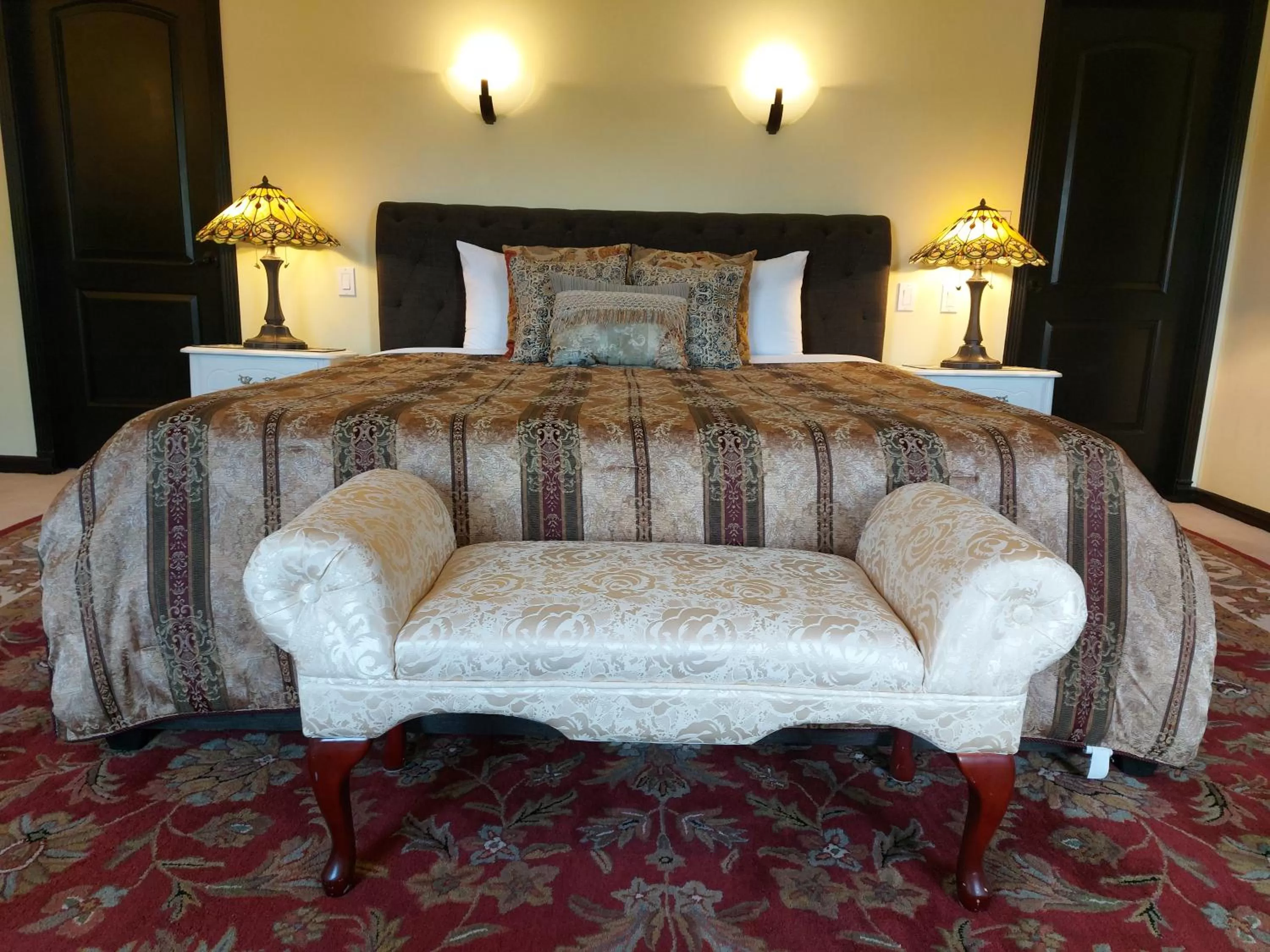 Bedroom, Bed in Summer Express Kelowna B&B - Villa Bellissimo Fran-Talia