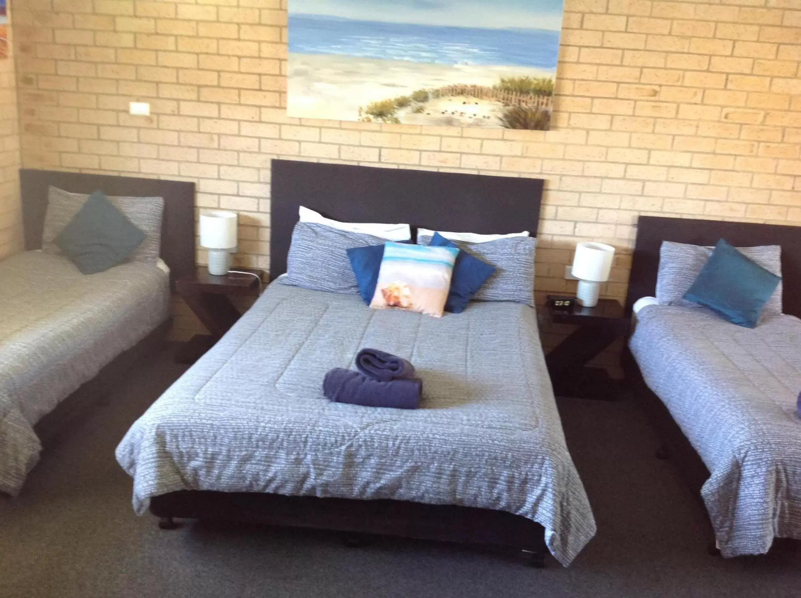 Photo of the whole room, Bed in Avlon Gardens Motel