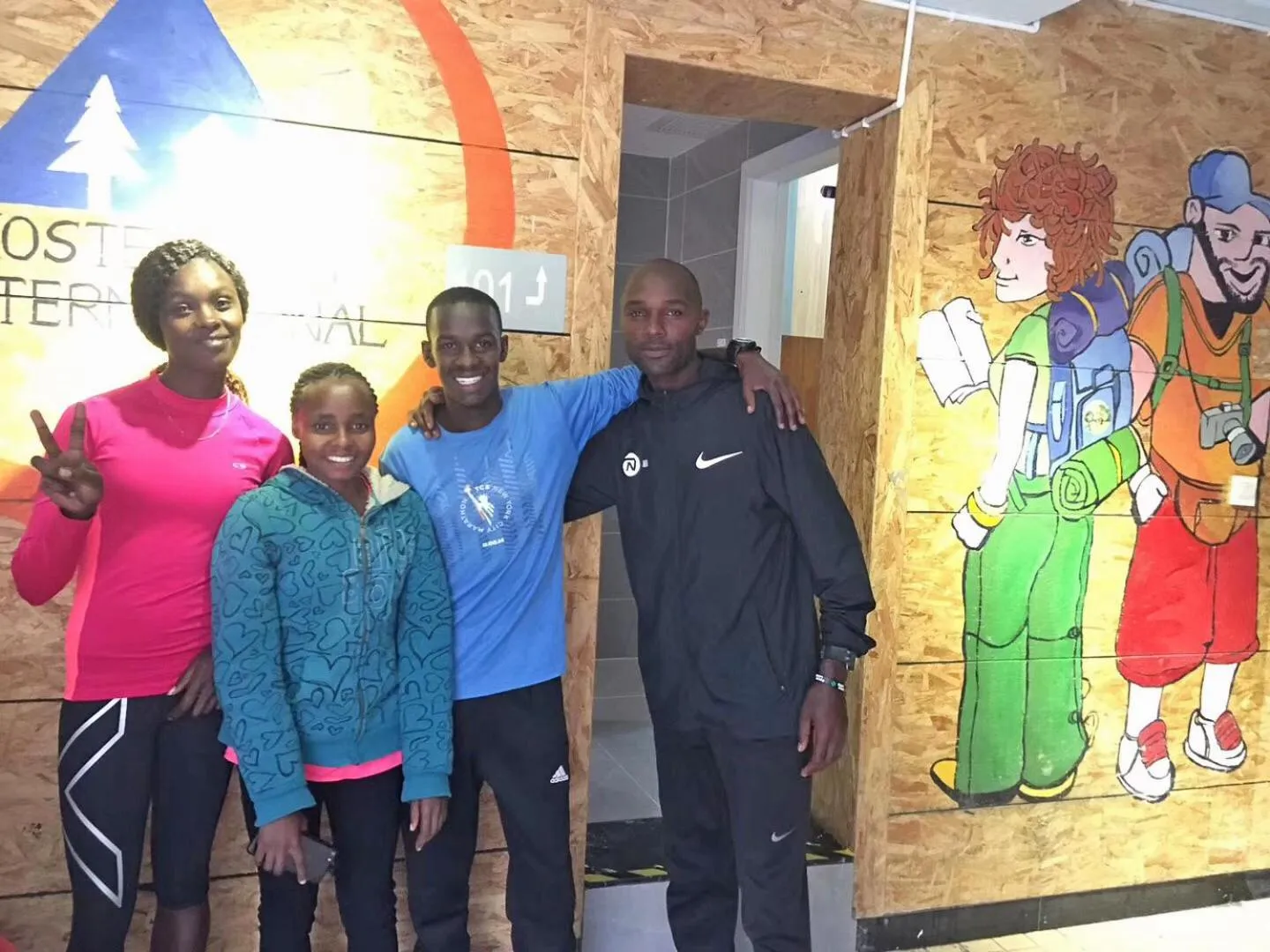 People in The Cloudland International Youth Hostel Close to the city center,15 min walks to the subway, Close to the night market, old street, green lake, English-speaking service, free Activity convenient payment and visa cards are accepted