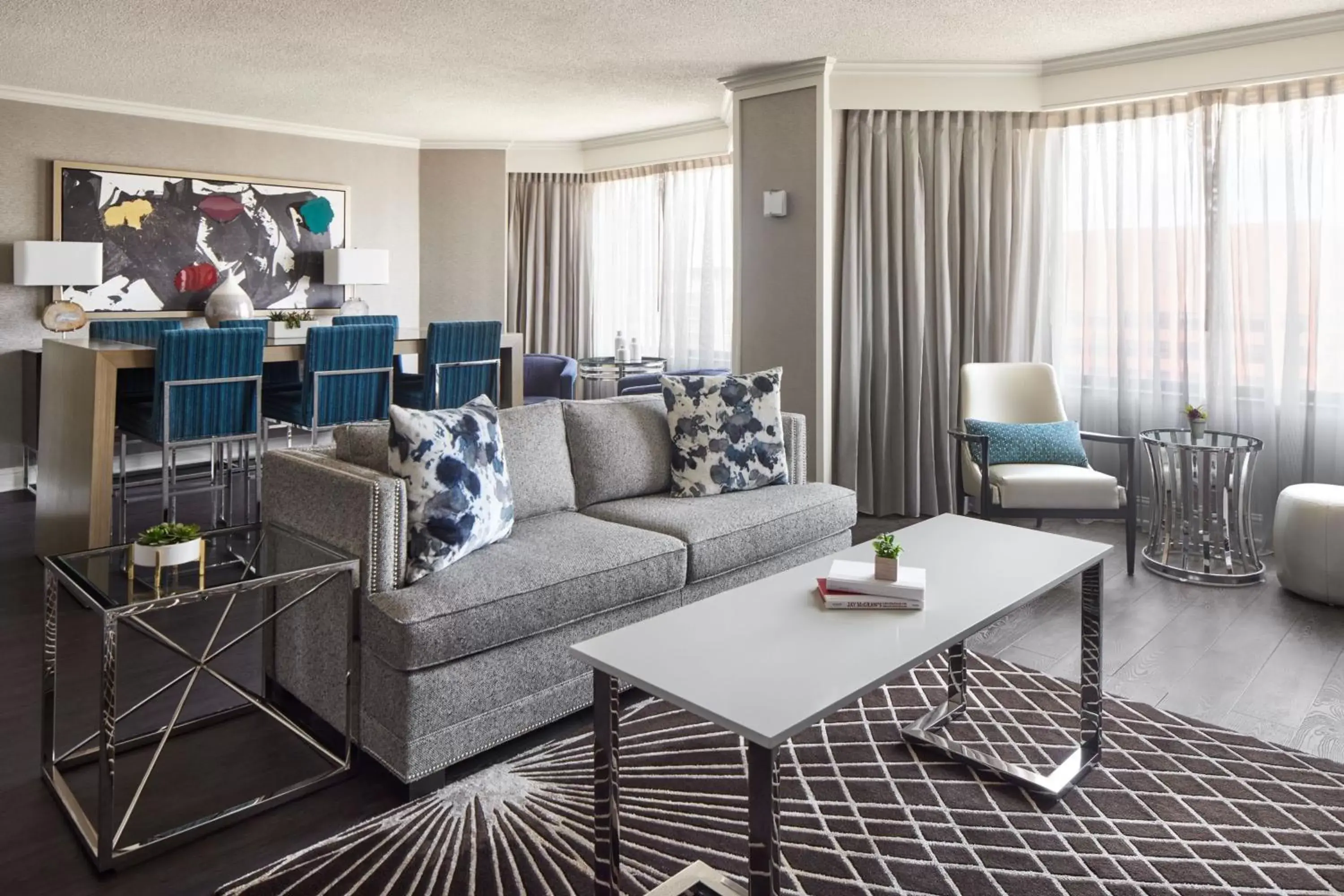 Bedroom, Seating Area in Crystal Gateway Marriott