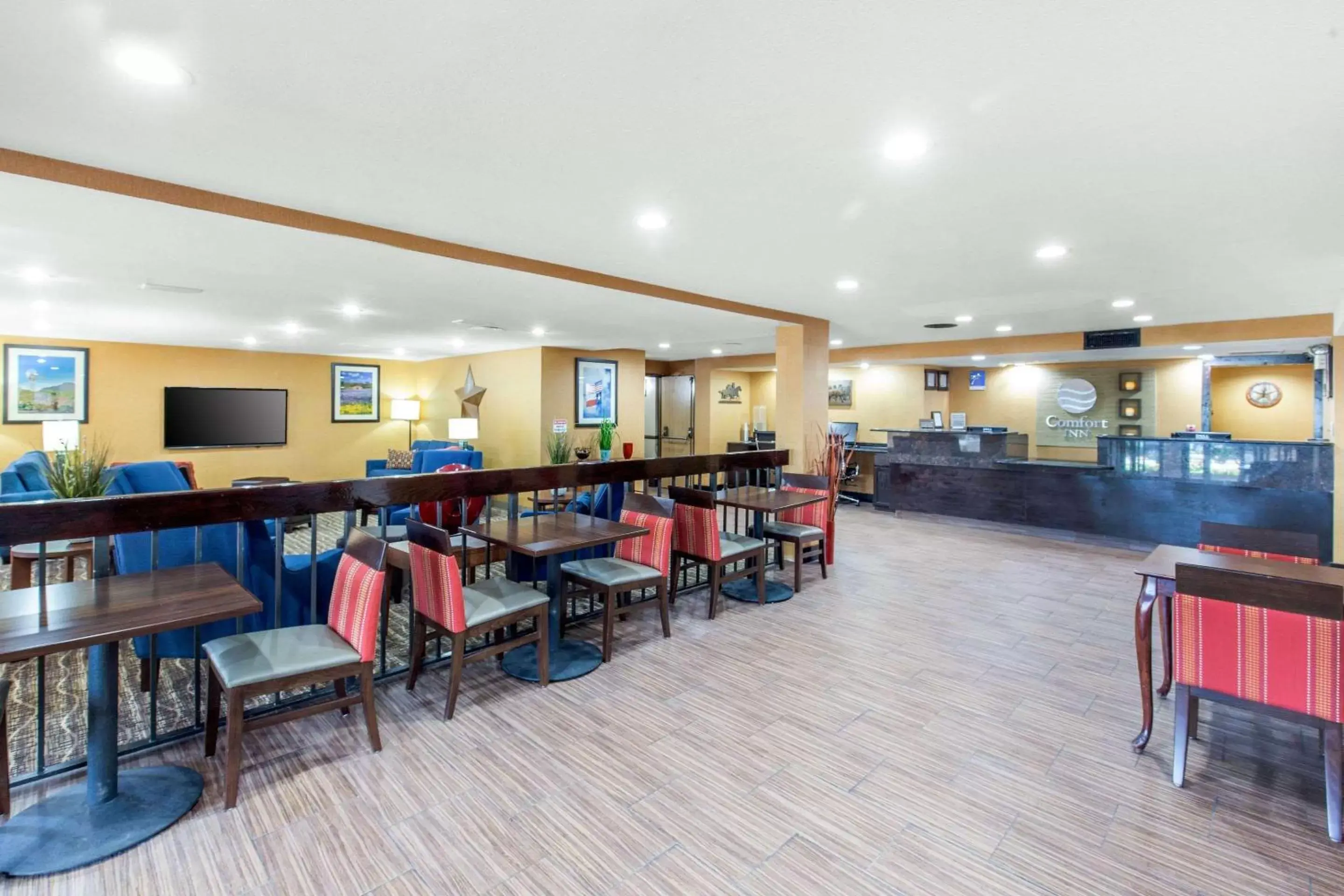 Lobby or reception, Restaurant/Places to Eat in Comfort Inn Wichita Falls North