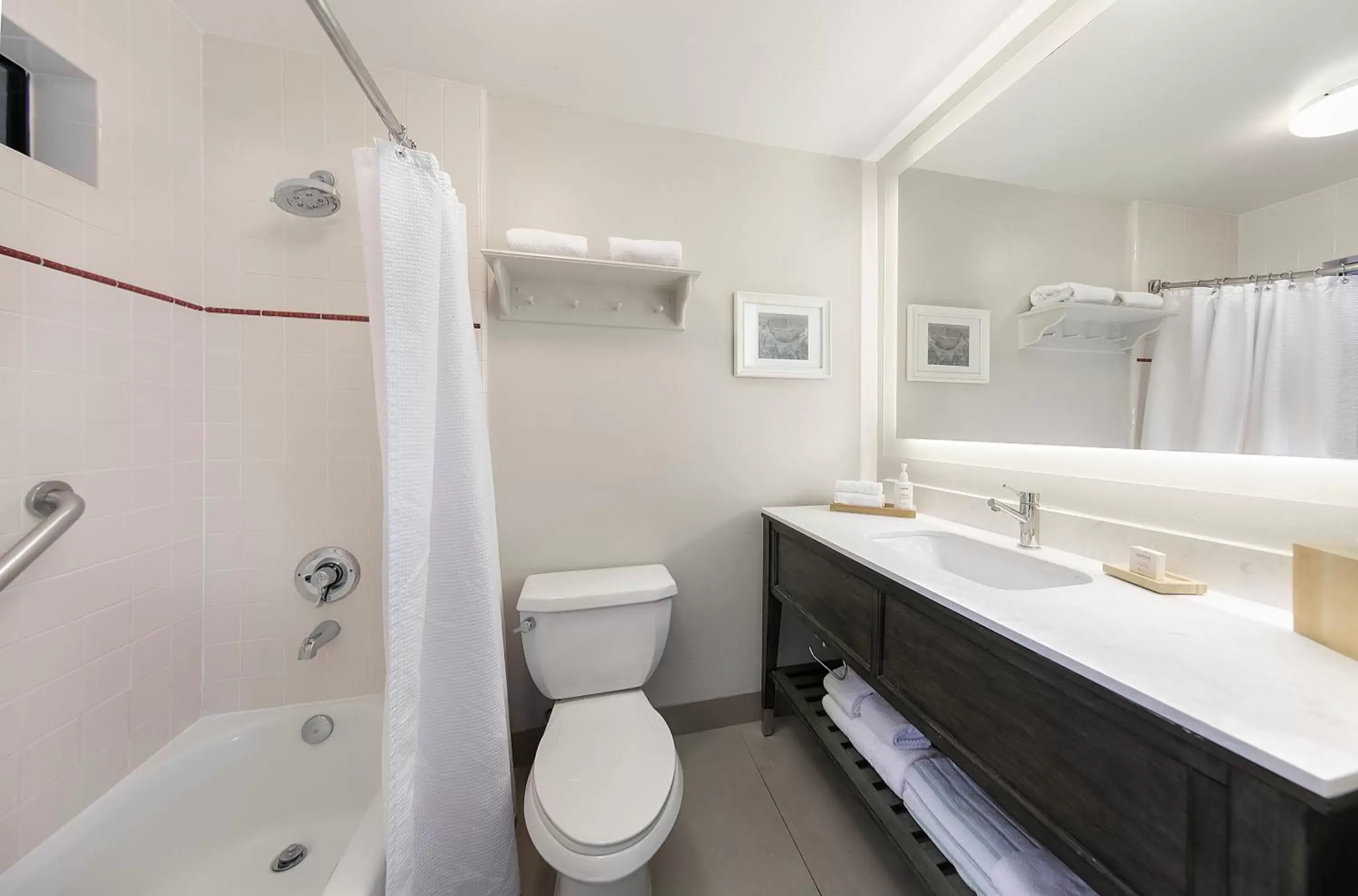 Bathroom in Cottage Inn by the Sea