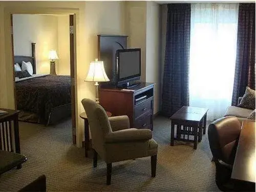 Bedroom, TV/Entertainment Center in Staybridge Suites Indianapolis Downtown-Convention Center, an IHG Hotel