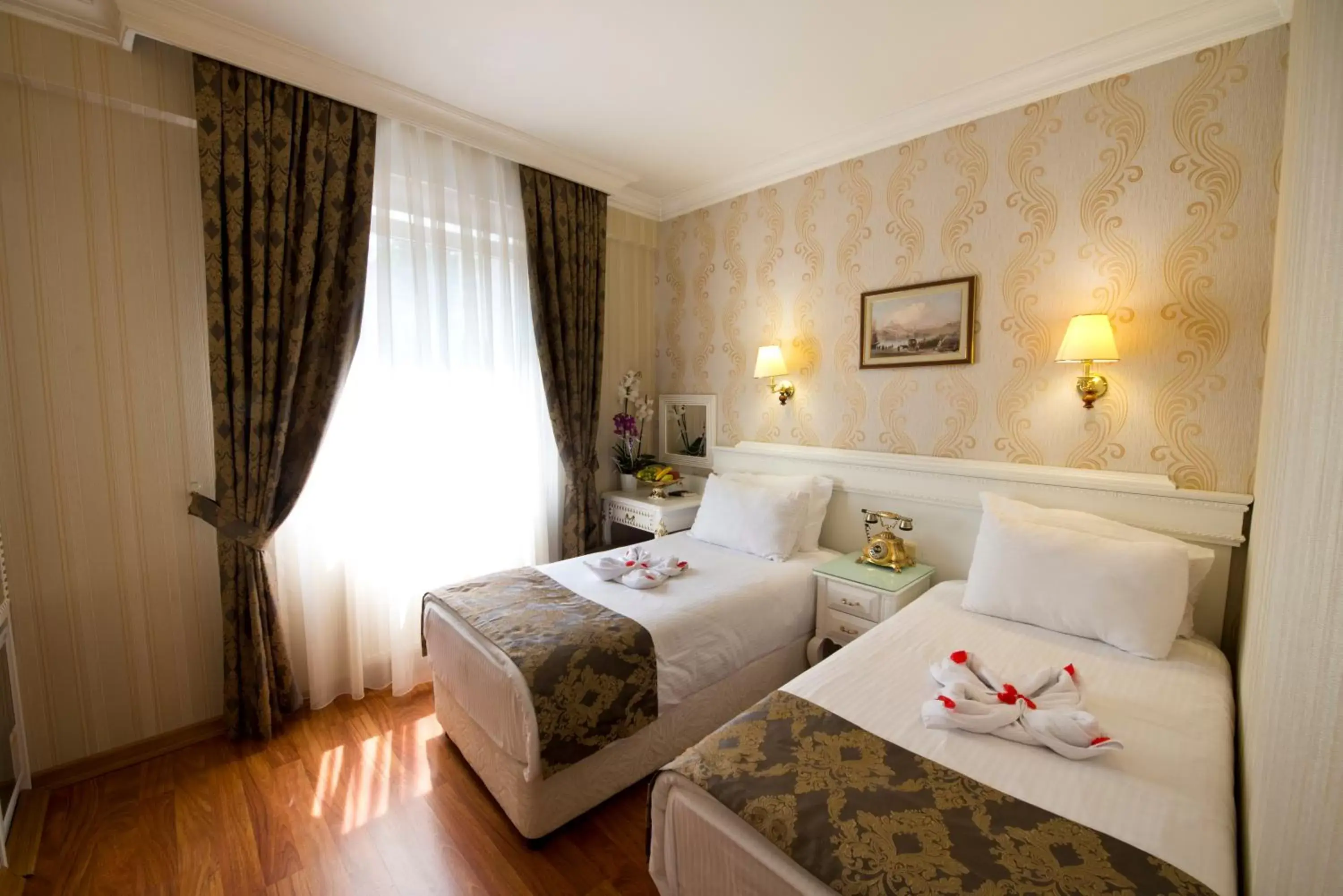 Bedroom, Bed in Golden Horn Hotel