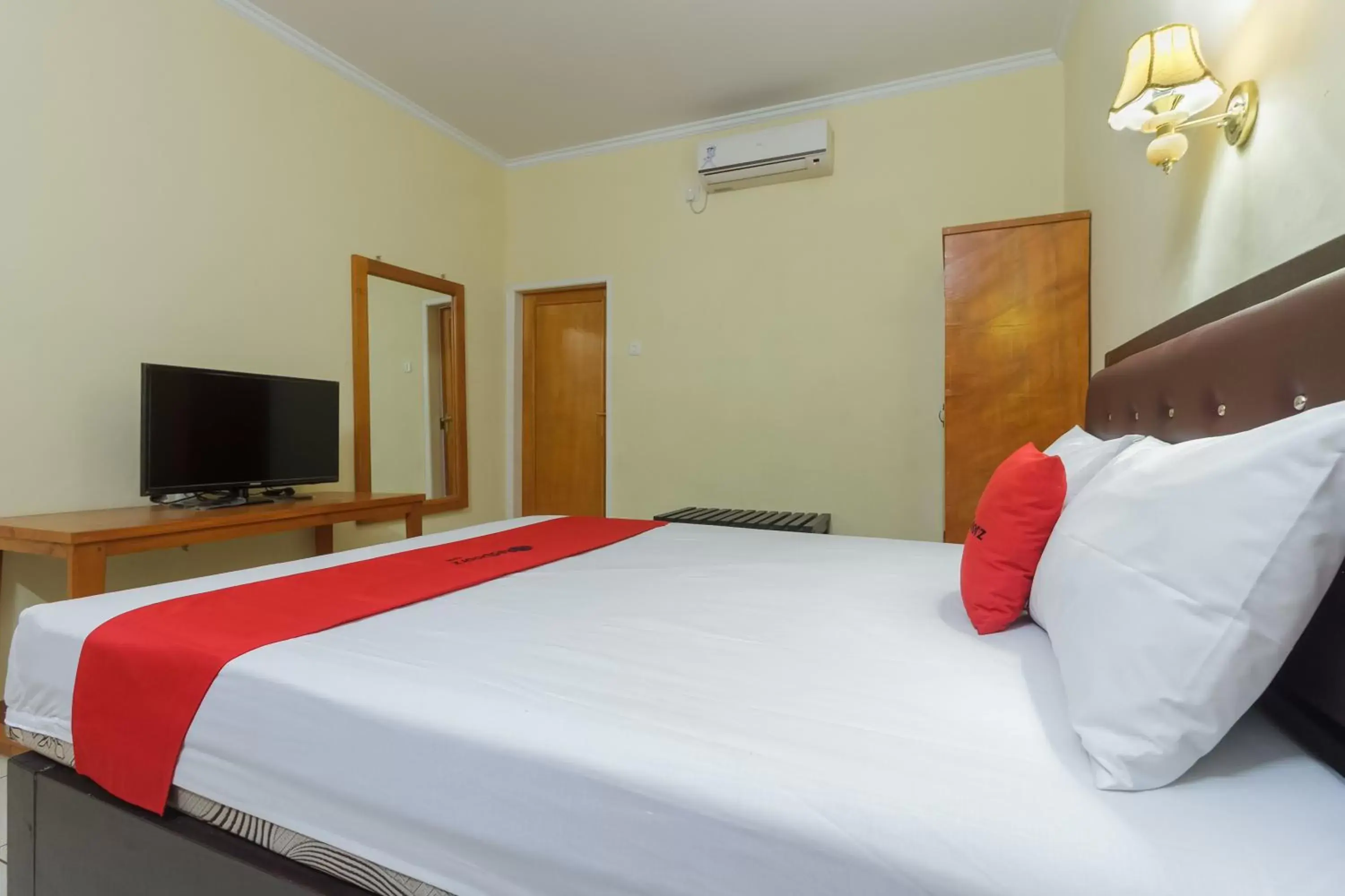 Bed in RedDoorz at Jalan Babepalar Rike Manado