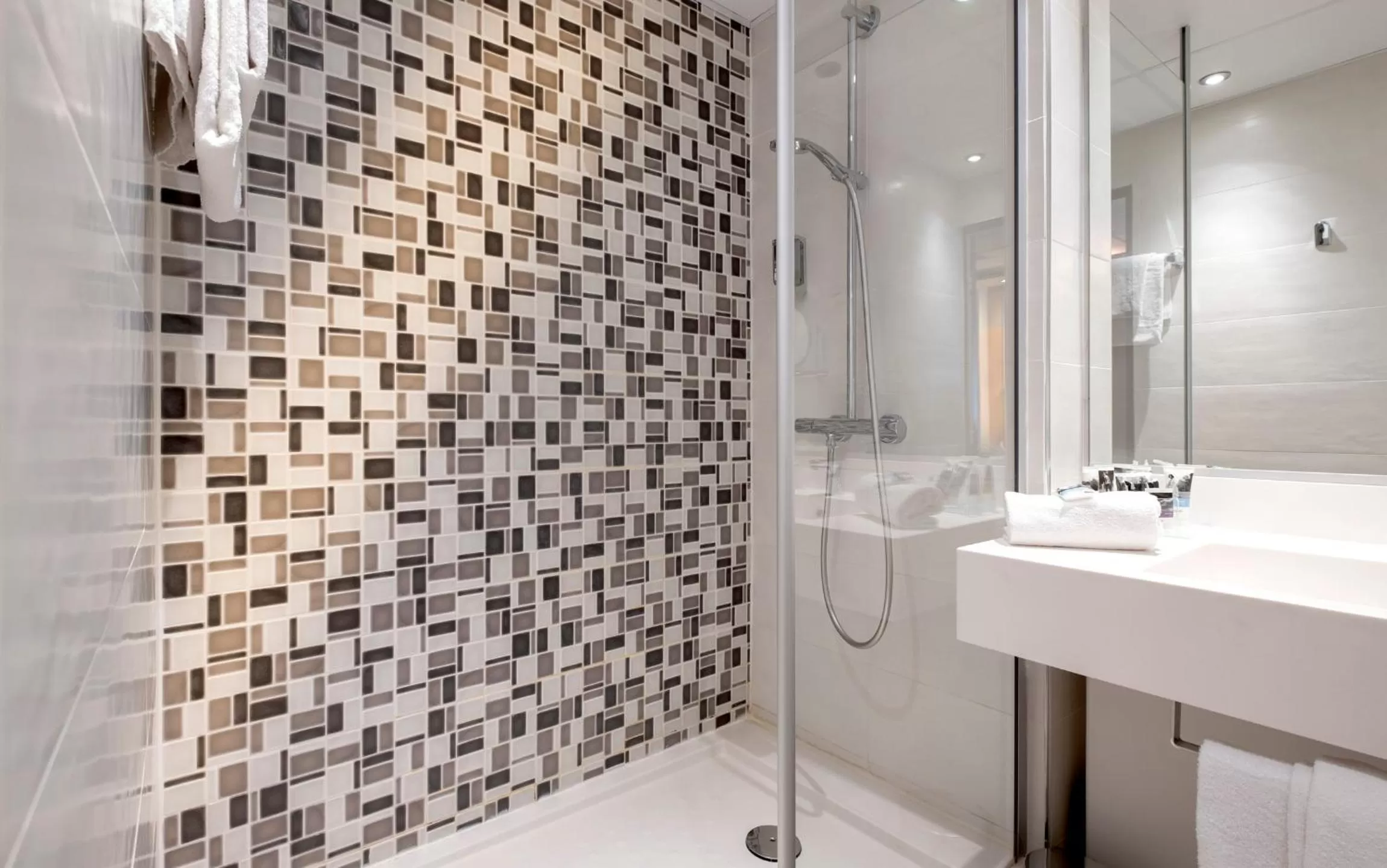 Shower in Mercure Rouen Centre Champ de Mars