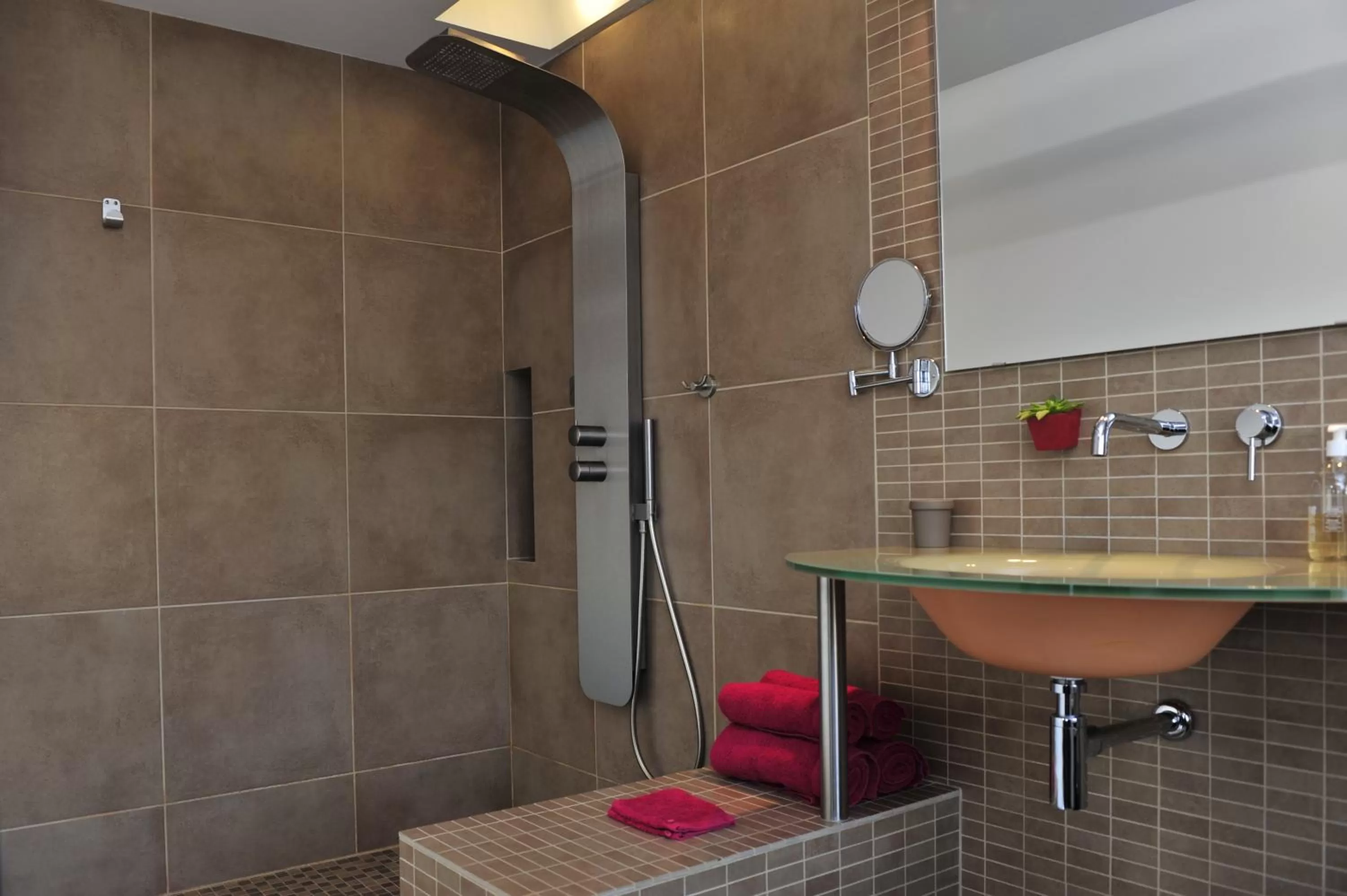 Shower, Bathroom in Le Jour et la Nuit, Maison d'hôtes