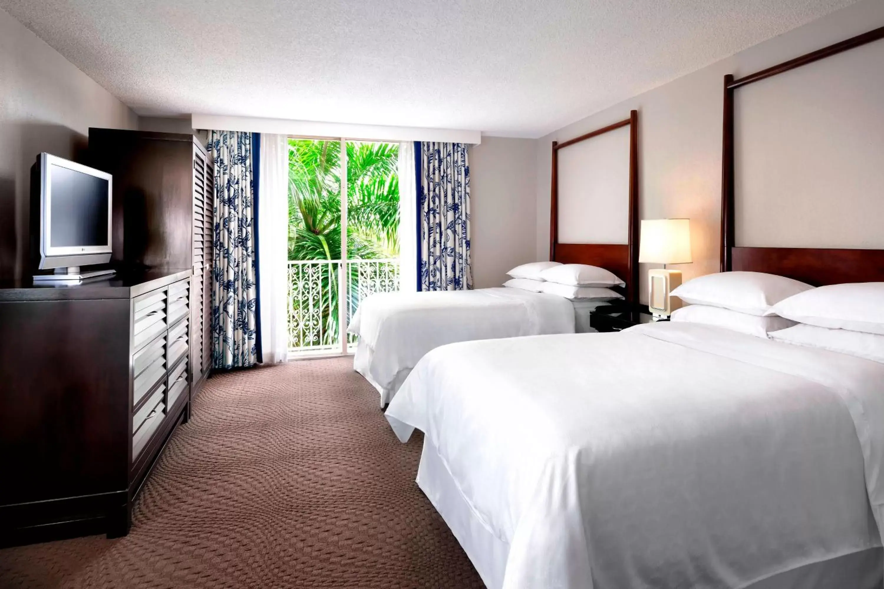 Photo of the whole room, Bed in Sheraton Suites Fort Lauderdale at Cypress Creek