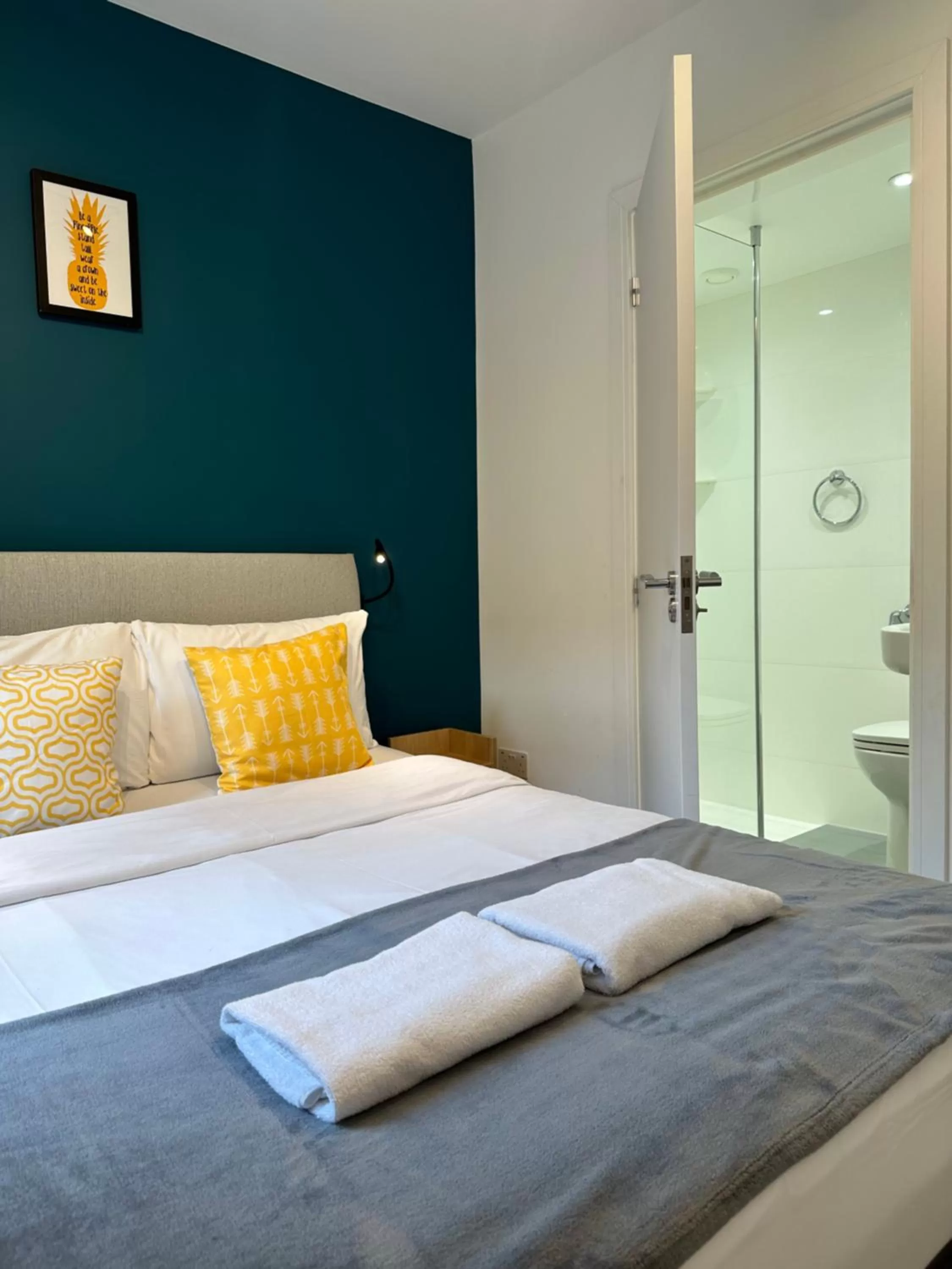 Bed in Smart Camden Inn