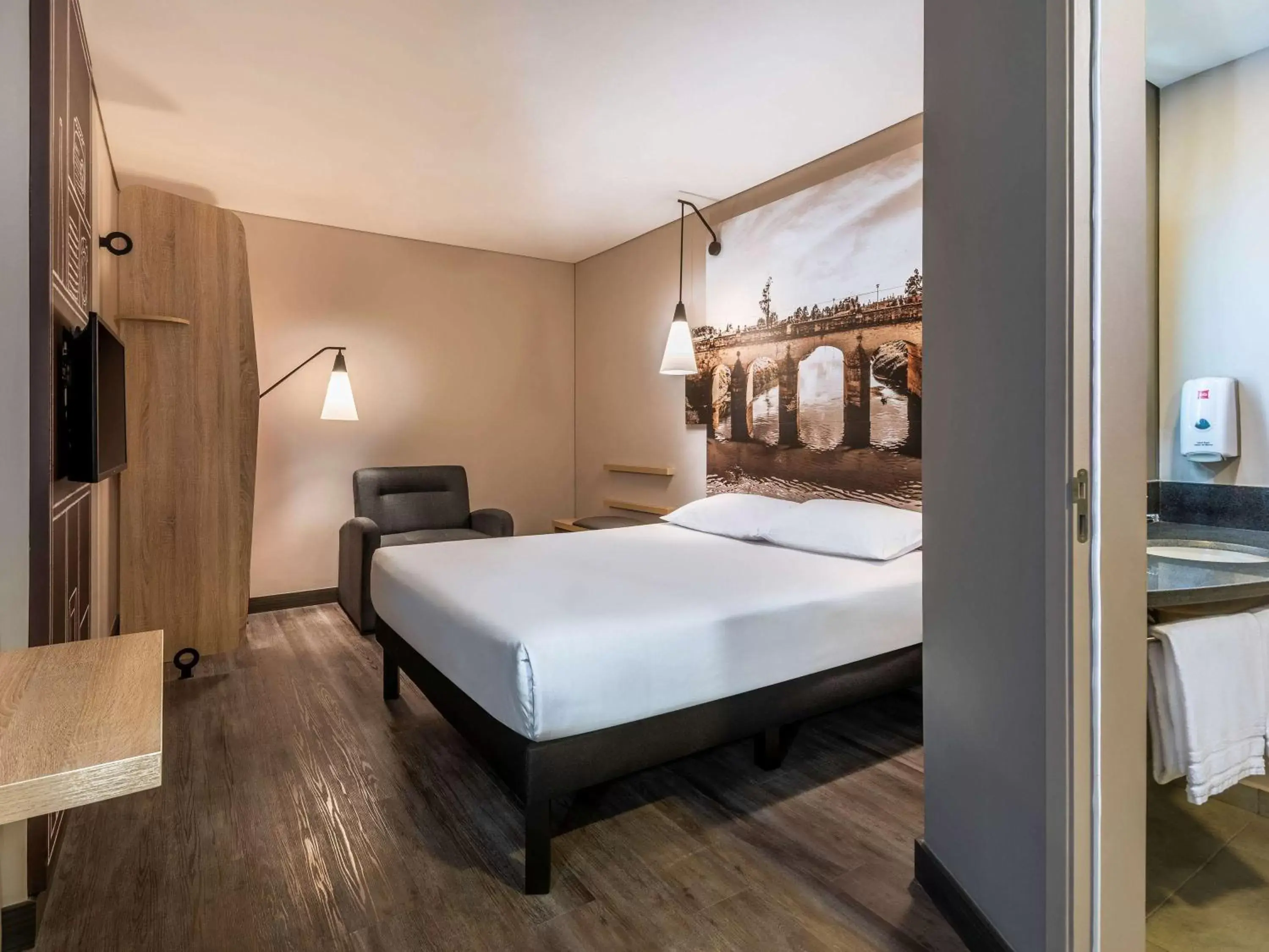Photo of the whole room, Bed in ibis Chia Photo of the whole room, Bed in ibis Chia