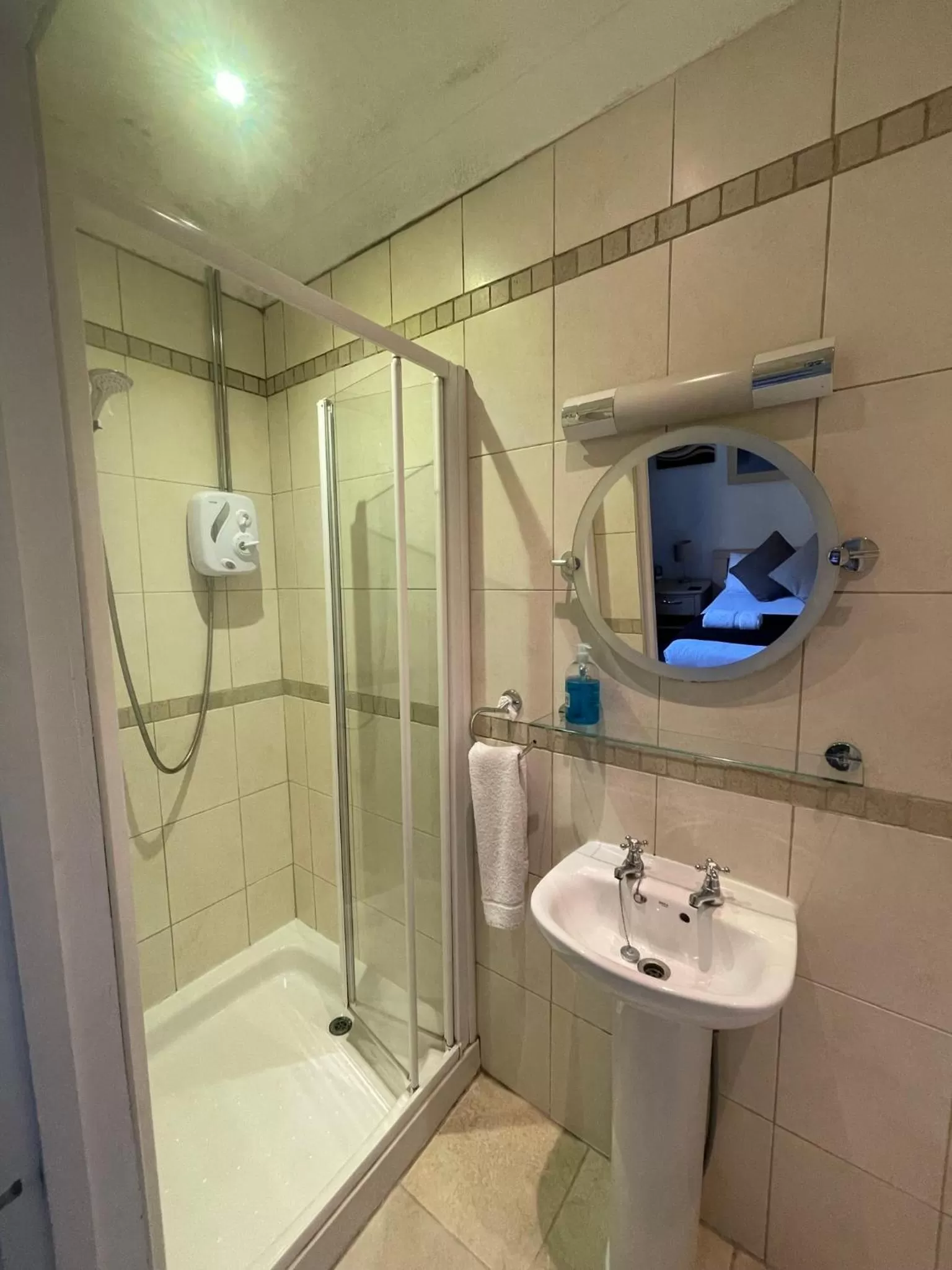 Shower, Bathroom in Oakhurst Gatwick B&B