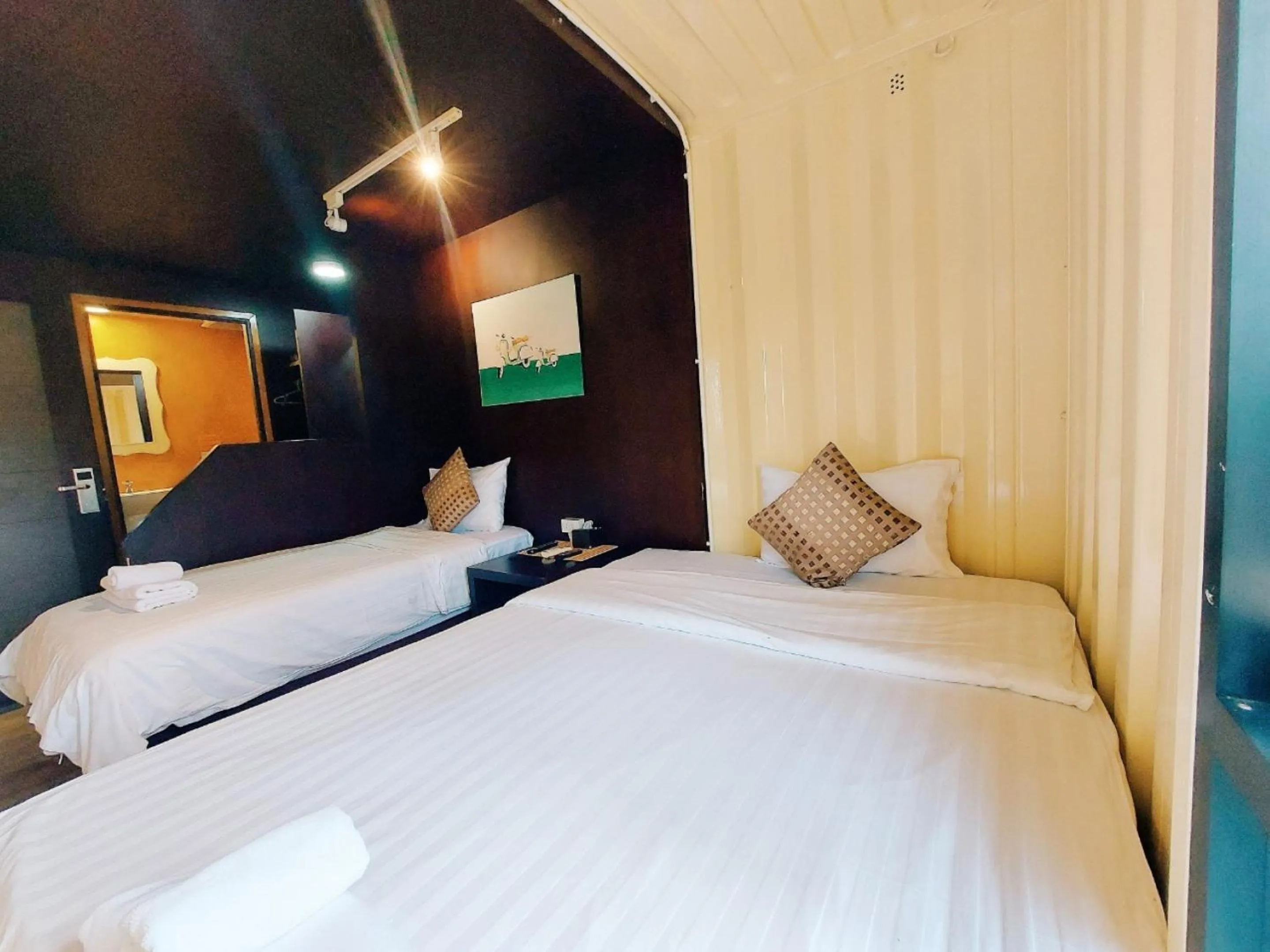 Bed in Retro Box Hotel Chumphon