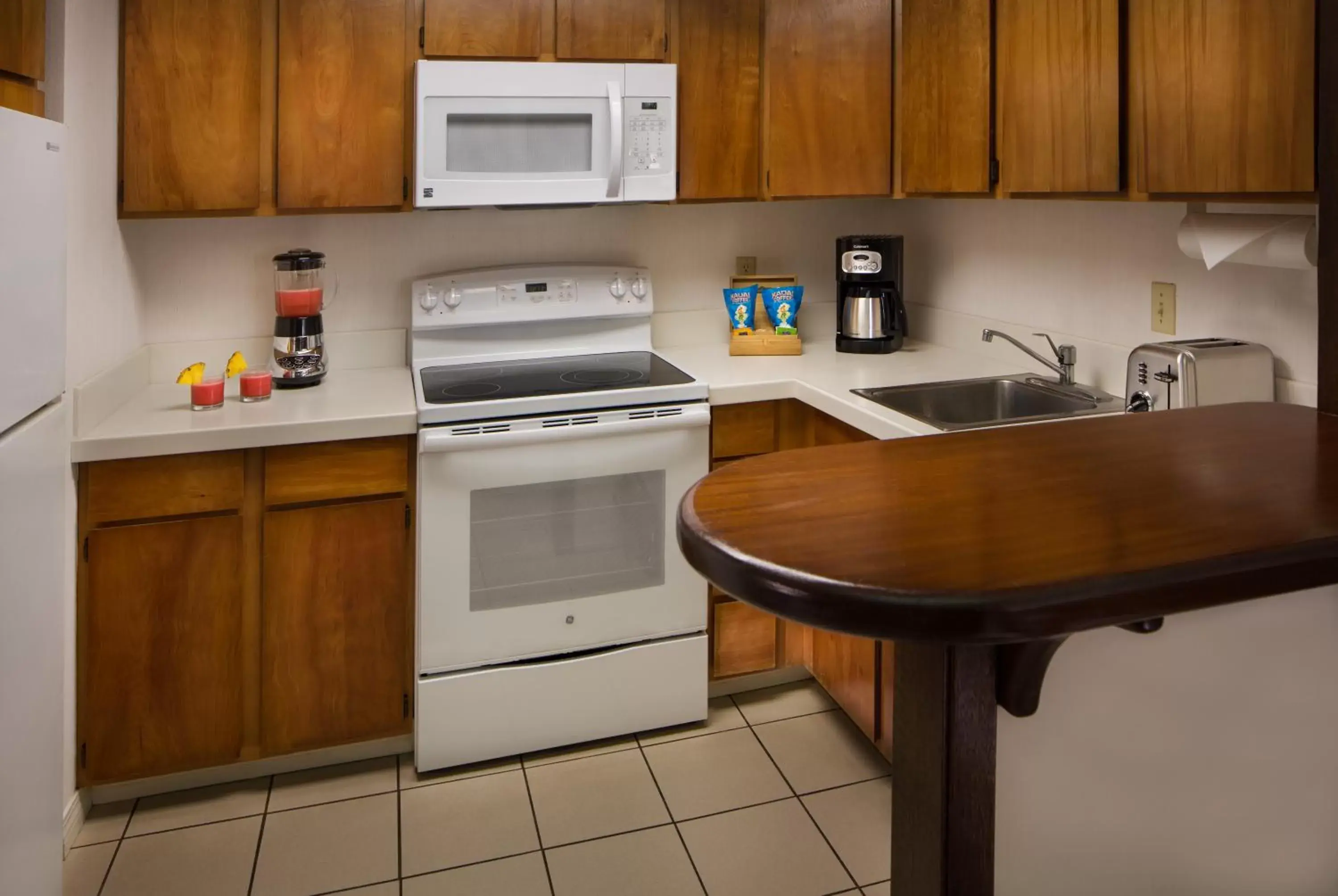 Kitchen or kitchenette, Kitchen/Kitchenette in Hanalei Colony Resort