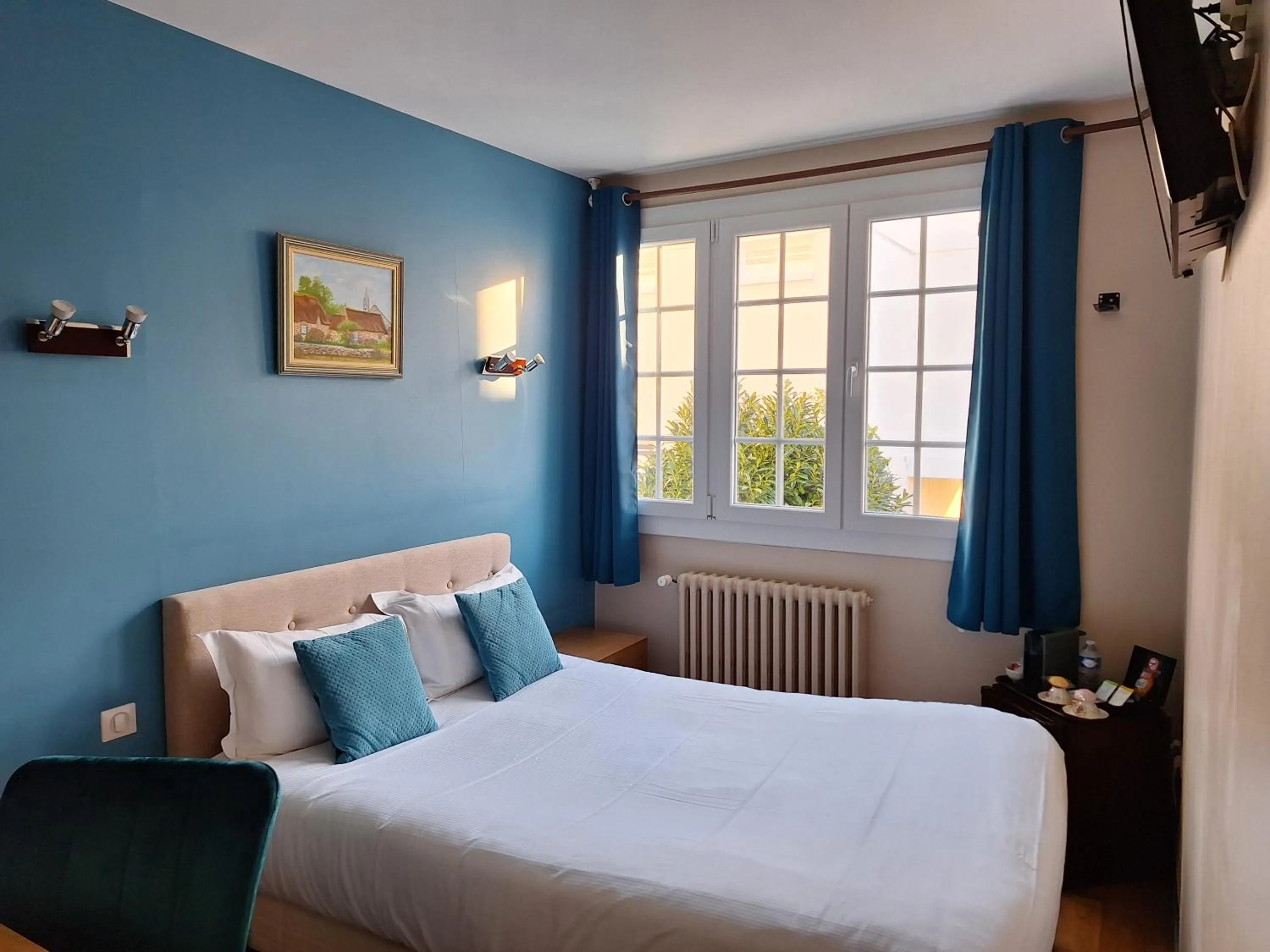 Photo of the whole room, Bed in Hotel de Charme La Bonne Adresse - Logis hotels