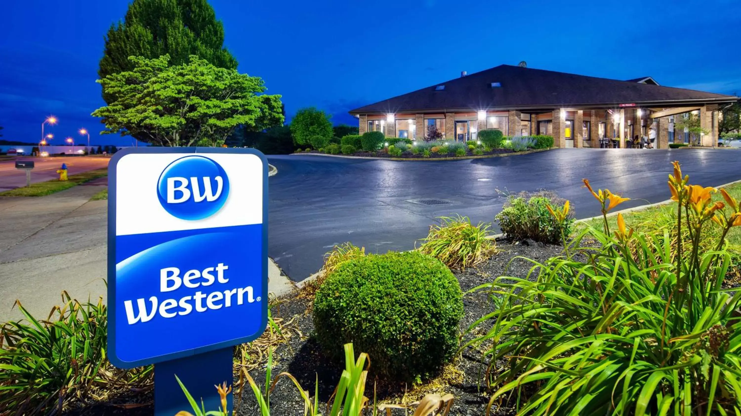 Property Building in Best Western Lakewood Inn