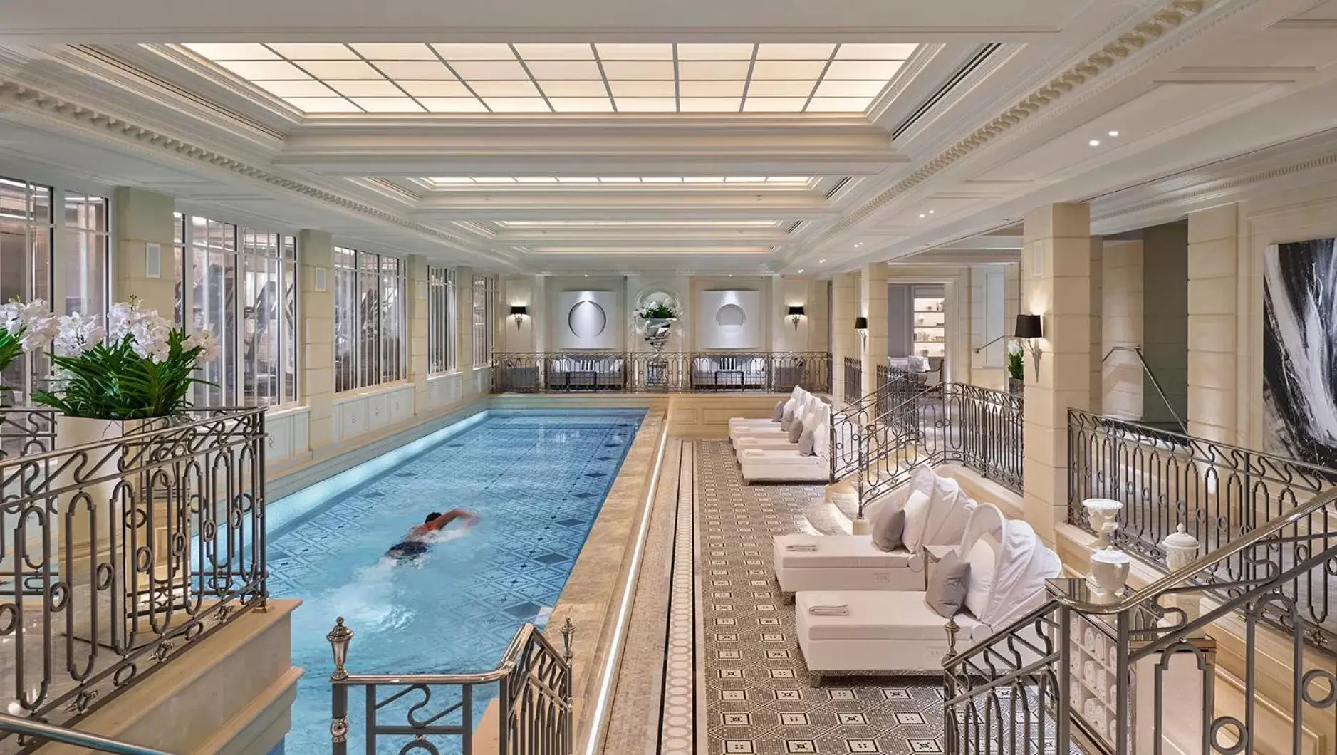 Swimming pool, Restaurant/Places to Eat in Four Seasons Hotel George V Paris