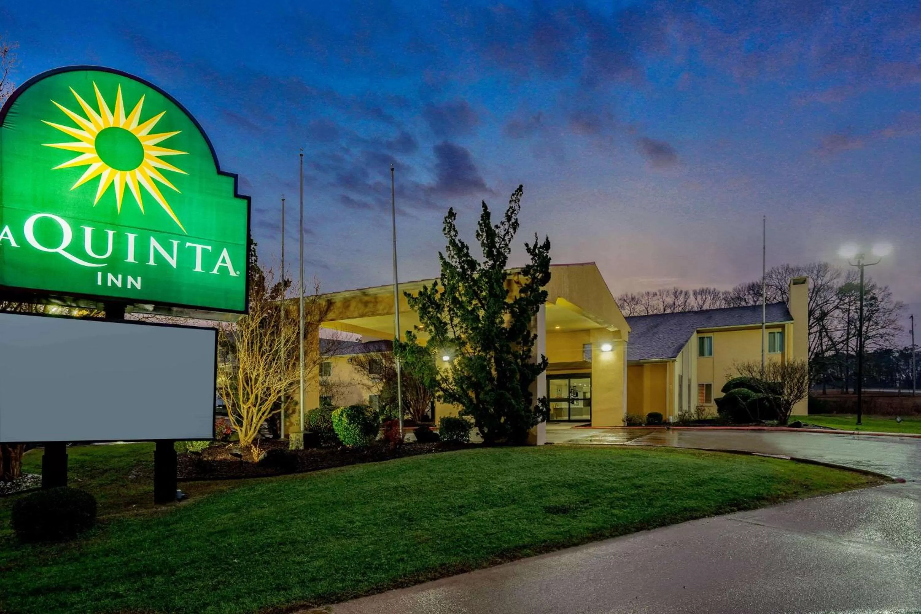 Property building in La Quinta Inn by Wyndham El Dorado