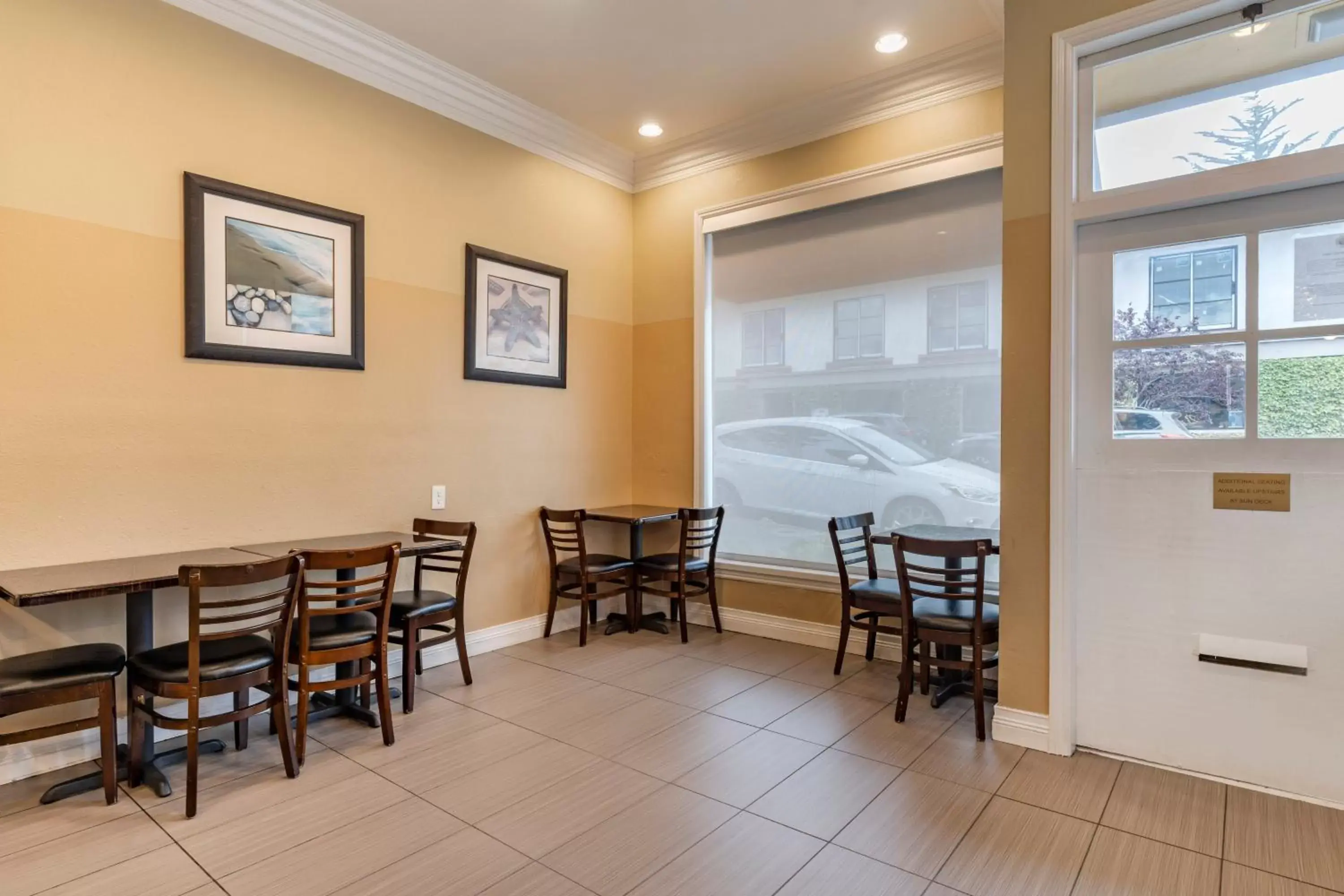 Seating area, Restaurant/Places to Eat in Best Western Carmel's Town House Lodge
